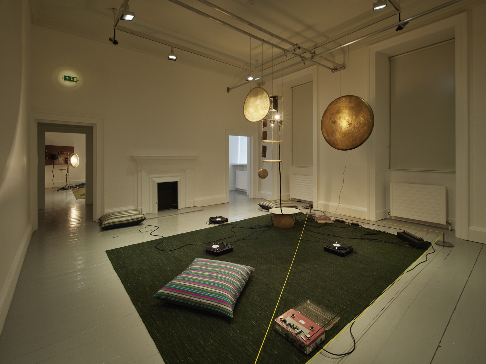 vista de instalaci&oacute;n de tarek atoui: souffle continu, sunflowers, irish museum of modern art (imma), dubl&iacute;n, 2026. foto: ros kavanagh, 