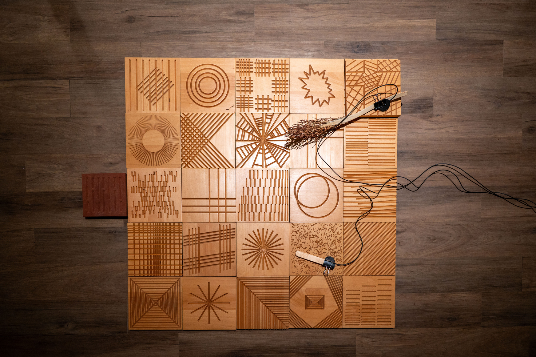 vista de instalaci&oacute;n de tarek atoui: phonolites, alwarsha, alula, 2026. foto: nick jackson, 