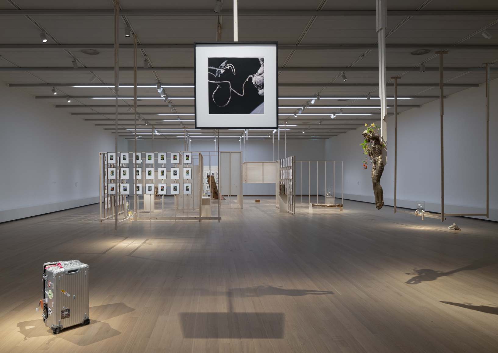 vista de instalaci&oacute;n&nbsp;danh vo, stedelijk museum amsterdam, 2026. foto: peter tijhuis