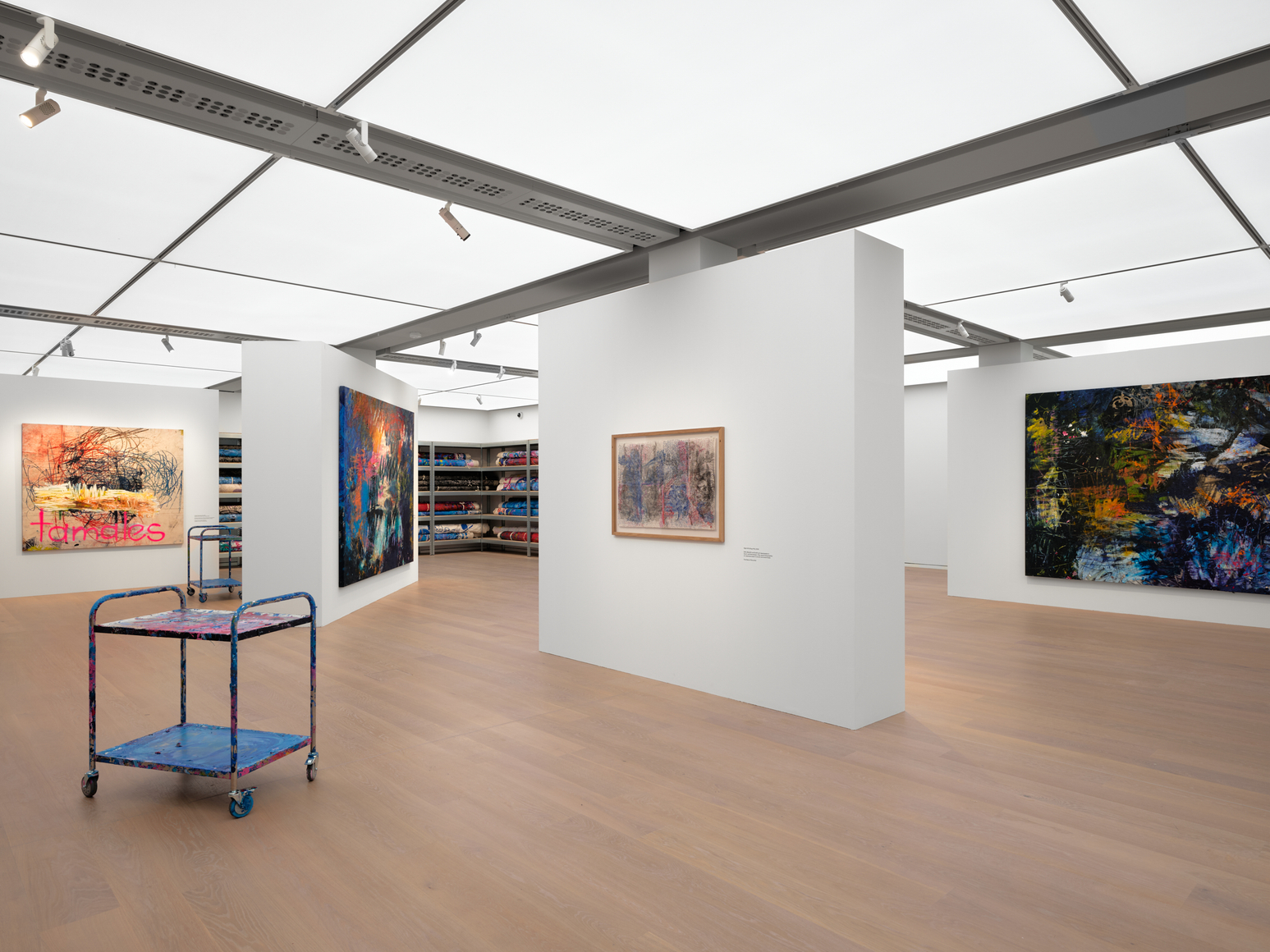 vista de instalaci&oacute;n de oscar murillo: collective osmosis, das minsk y museum barberini, potsdam, 2026. foto: tim bowdich, cortes&iacute;a del artista. copyright &copy; oscar murillo