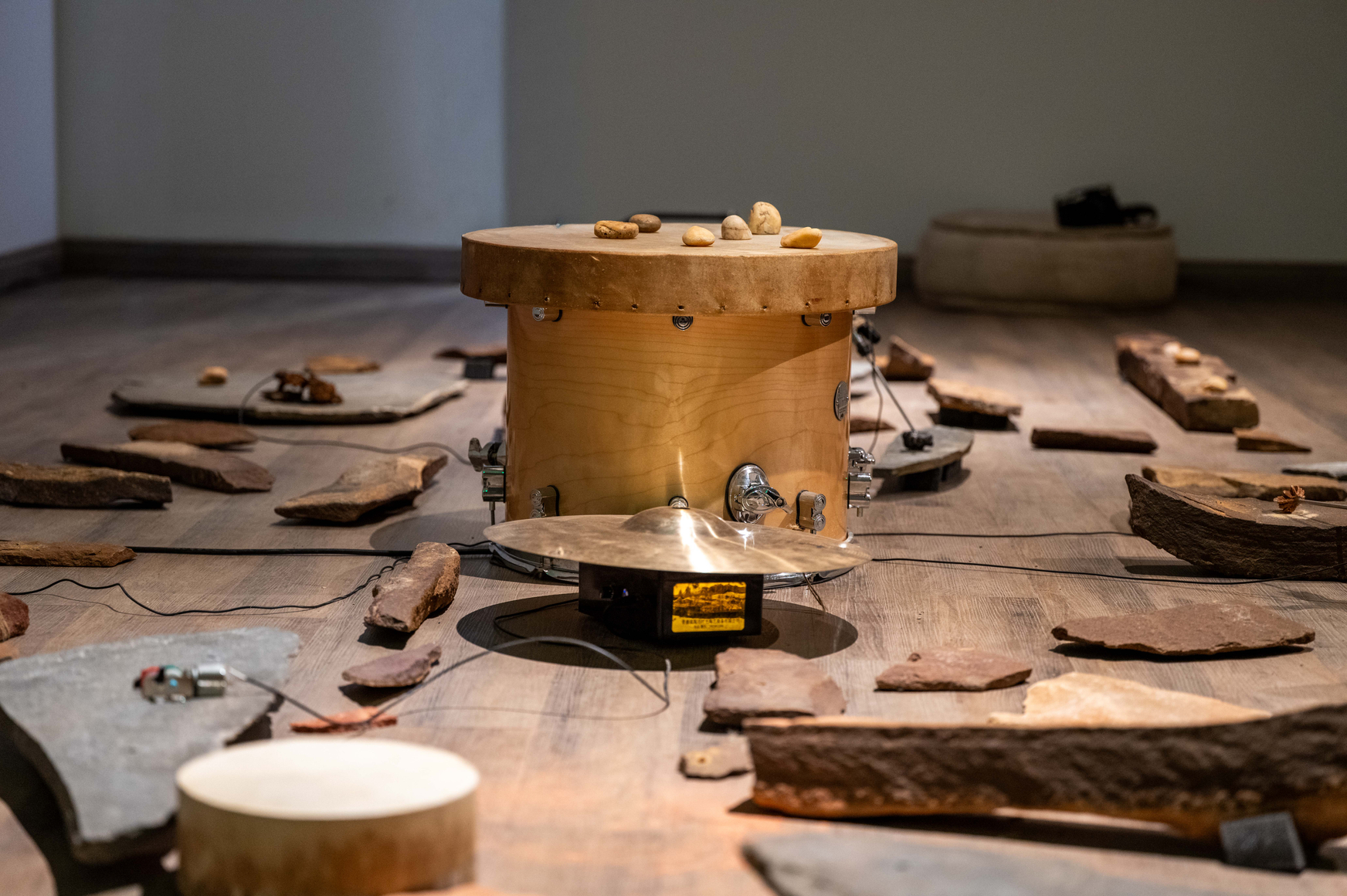 vista de instalaci&oacute;n de tarek atoui: phonolites, alwarsha, alula, 2026. foto: nick jackson, 