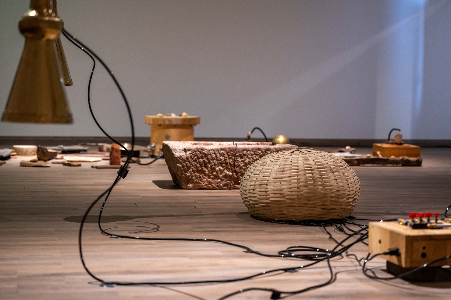 vista de instalaci&oacute;n de tarek atoui: phonolites, alwarsha, alula, 2026. foto: nick jackson, 