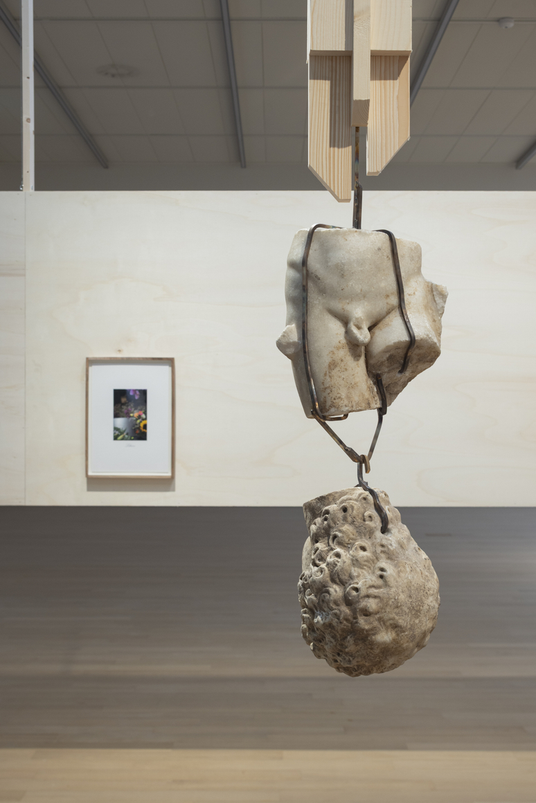 vista de instalaci&oacute;n&nbsp;danh vo, stedelijk museum amsterdam, 2026. foto: peter tijhuis