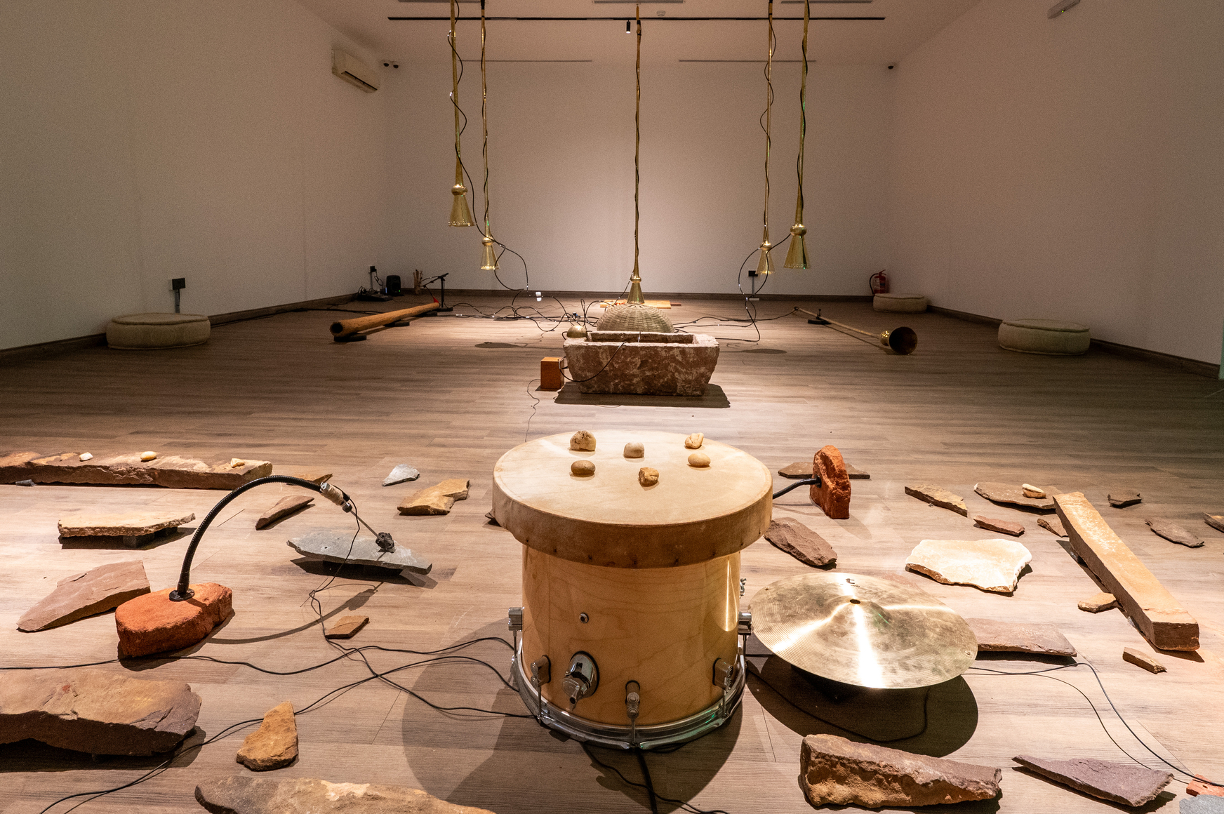 vista de instalaci&oacute;n de tarek atoui: phonolites, alwarsha, alula, 2026. foto: nick jackson, 