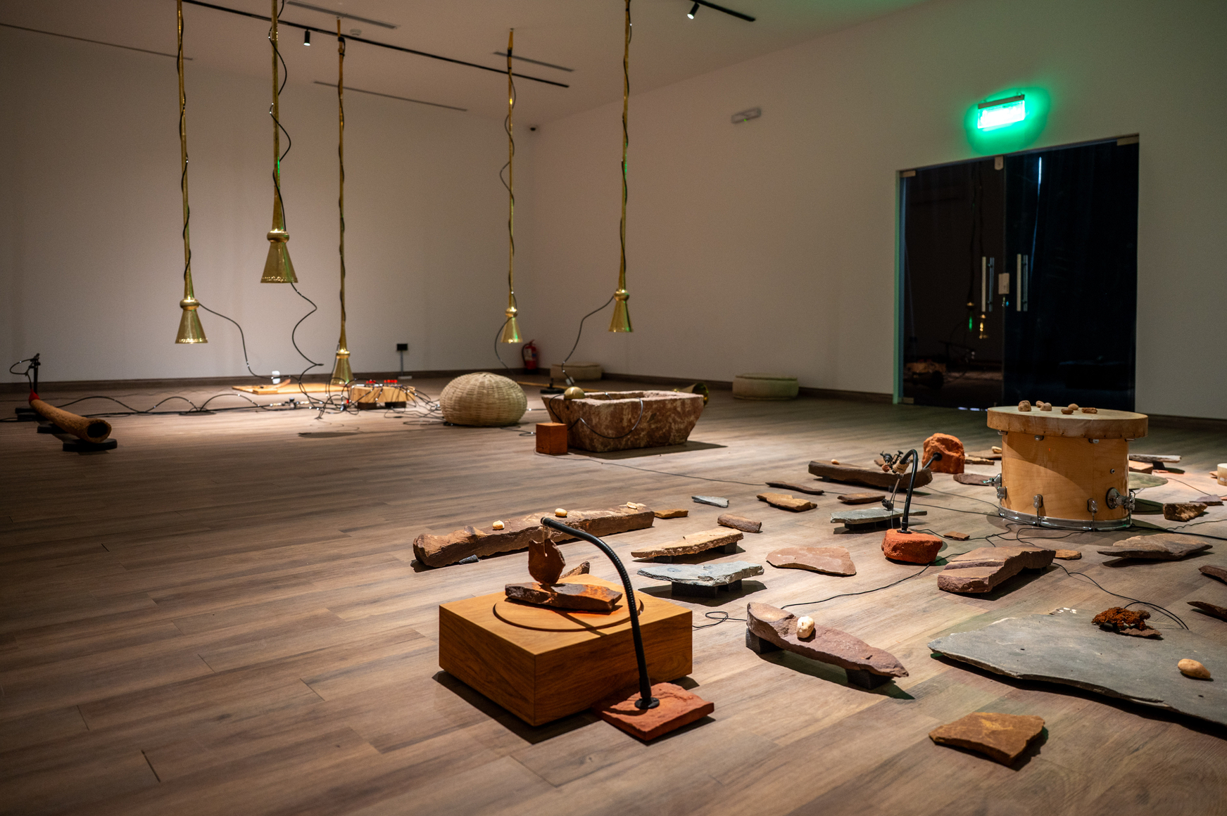 vista de instalaci&oacute;n de tarek atoui: phonolites, alwarsha, alula, 2026. foto: nick jackson, 