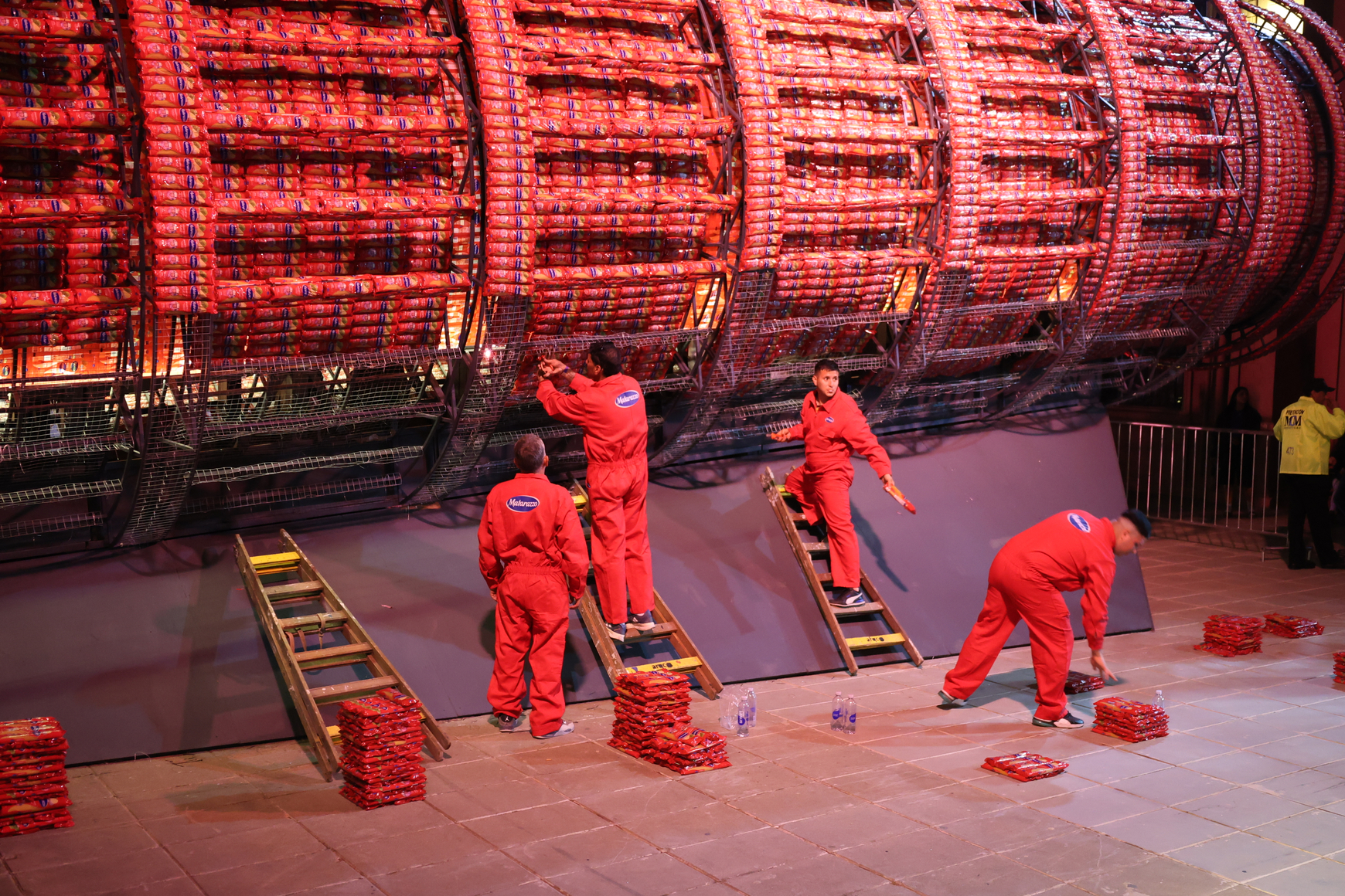 vista de instalaci&oacute;n&nbsp;marta minuj&iacute;n: la&nbsp;torre de pisa de spaghettis,&nbsp;centro cultural recoleta, buenos aires, 2025. cortes&iacute;a de la artista