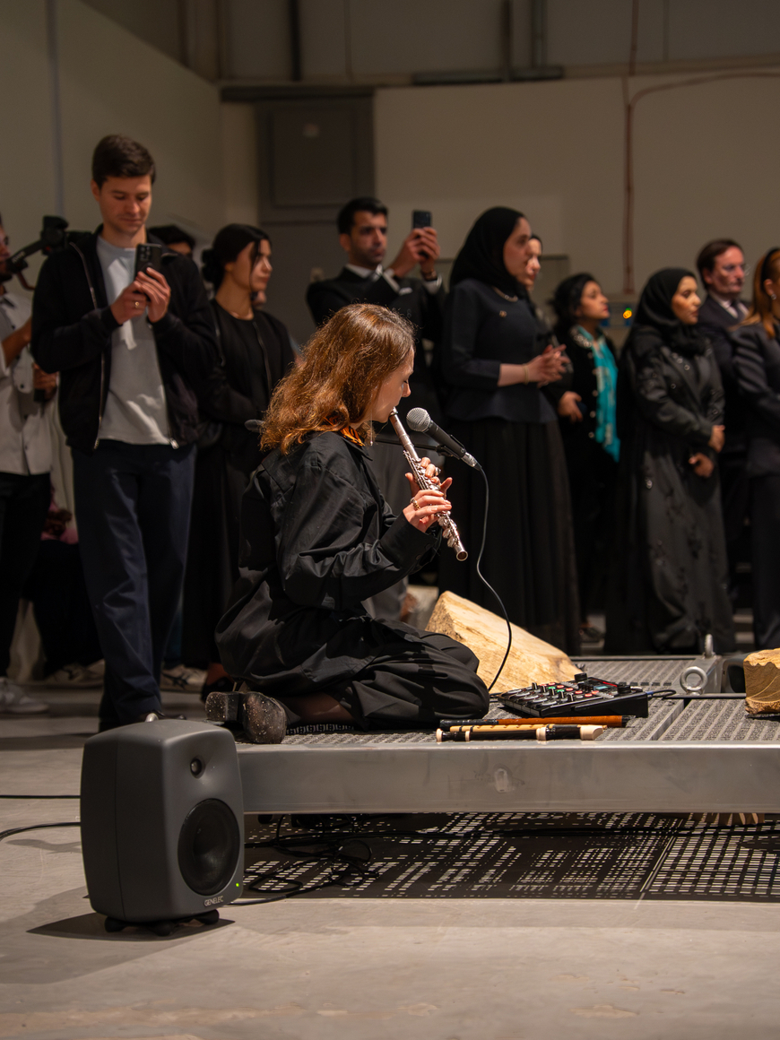 performance de tarek atoui: waters&rsquo; witness,&nbsp;arab museum of modern art, doha, 2026. cortes&iacute;a del artista., 