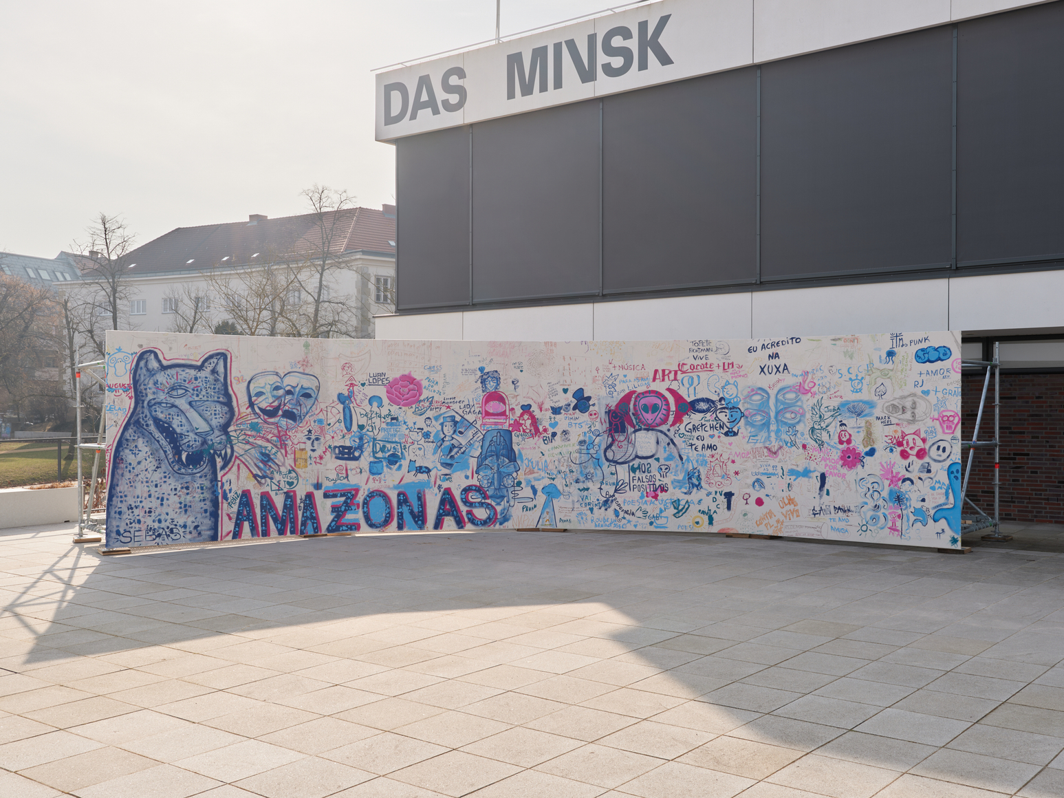 vista de instalaci&oacute;n de oscar murillo: collective osmosis, das minsk y museum barberini, potsdam, 2026. foto: tim bowdich, cortes&iacute;a del artista. copyright &copy; oscar murillo