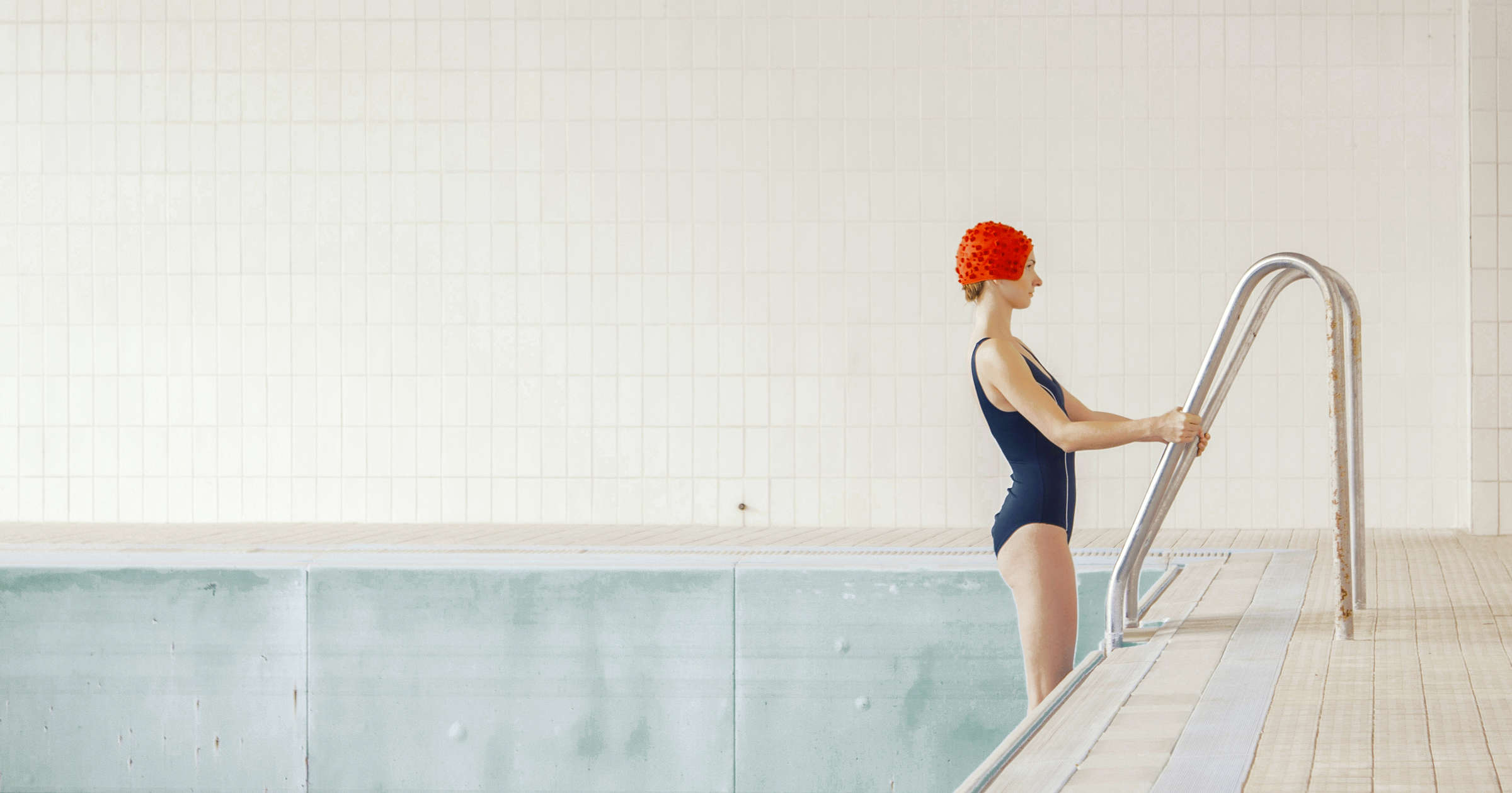 【写真集】Swimming Pool Maria Svarbova Maria Svarbova, She IV, Swimming Pool, 2015 - Artwork 42702