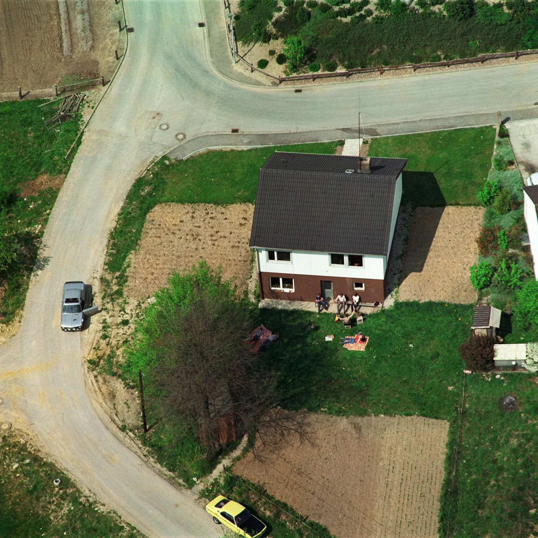 Peter Piller Einzelbilder / Single Images, 2002-2004 Digital C-Print 25 x 25 cm 9.84 x 9.84 inches Edition of 6 plus 2 AP