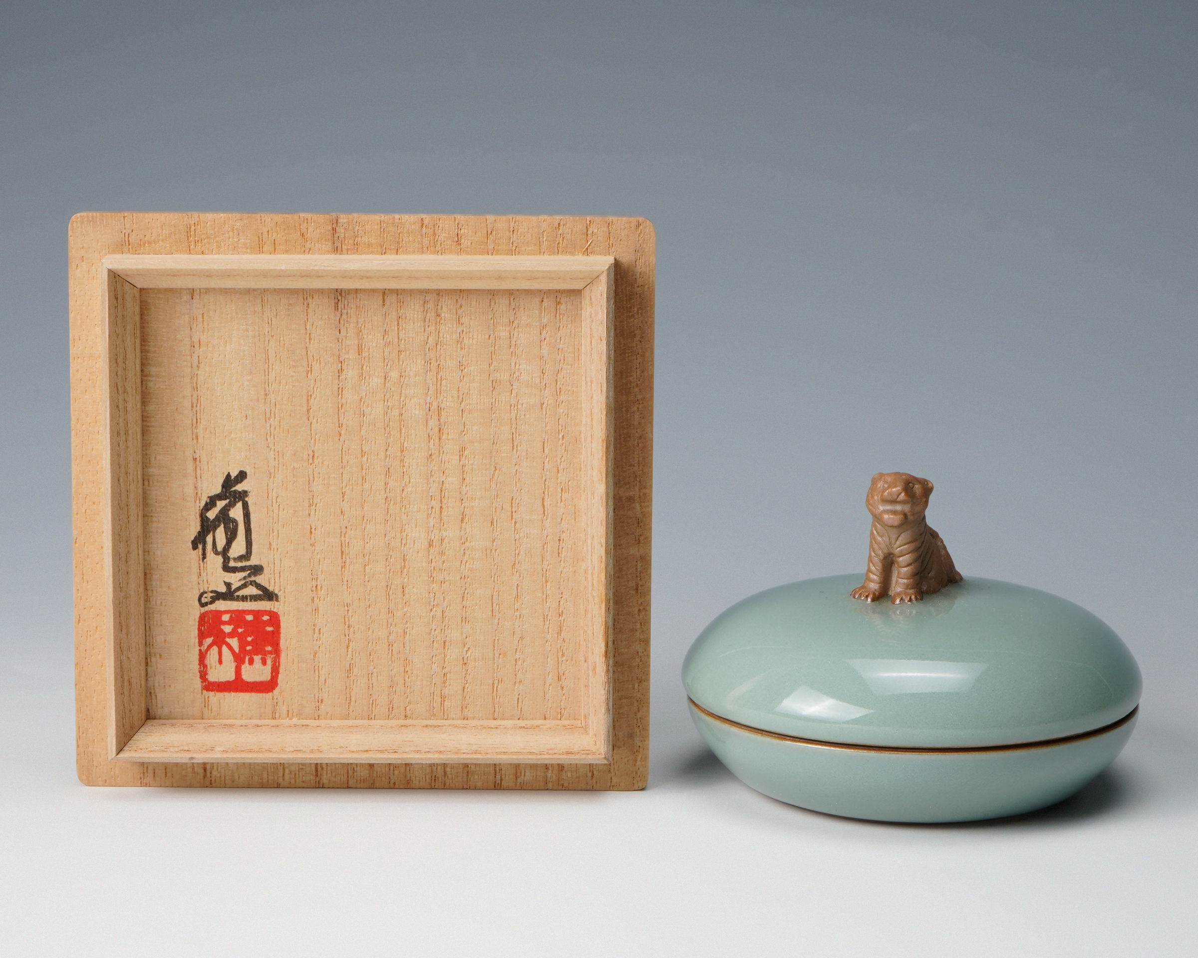 SUWA Sozan Ⅲ 三代諏訪蘇山, Incense Container with Tiger 青瓷干支