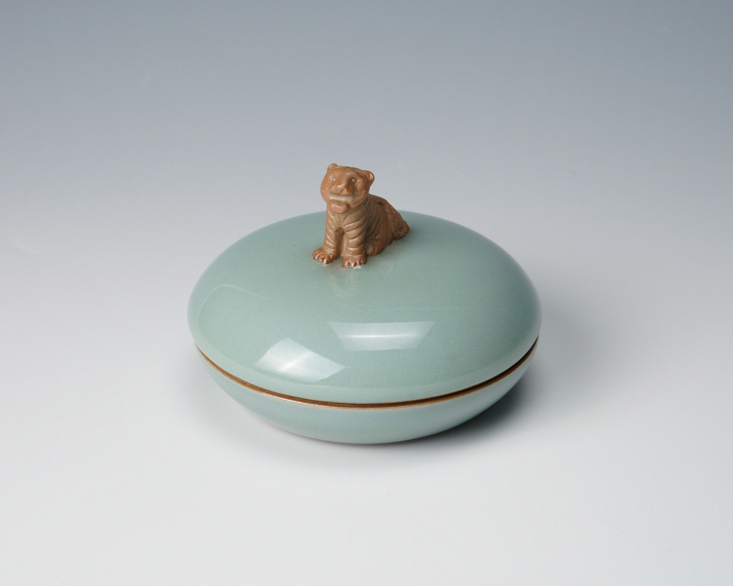 SUWA Sozan Ⅲ 三代諏訪蘇山, Incense Container with Tiger 青瓷干支