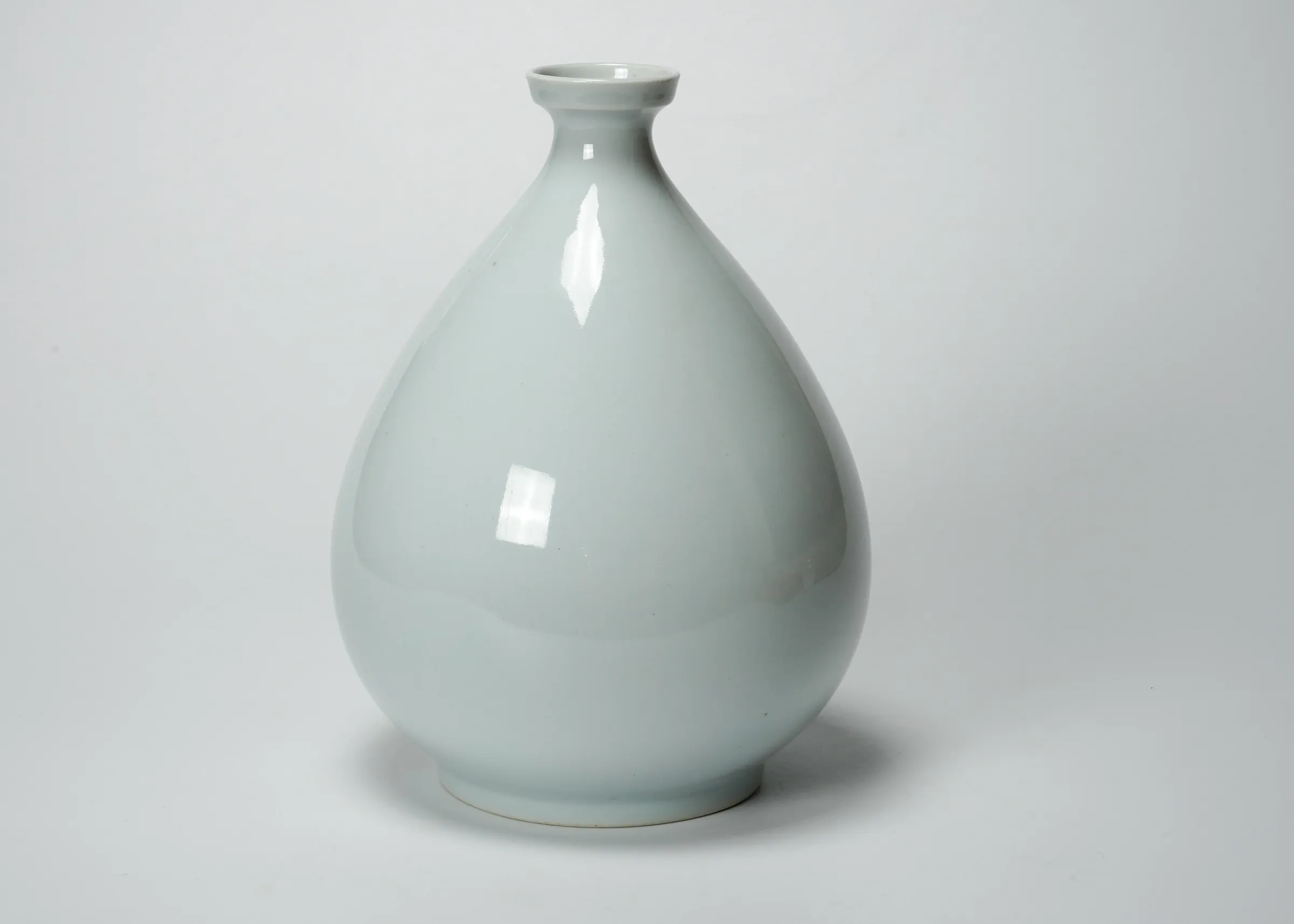 Ahn Dong-Oh 안동오 (An Togo 安東五), Flower Vase 白磁瑠璃釉瓶