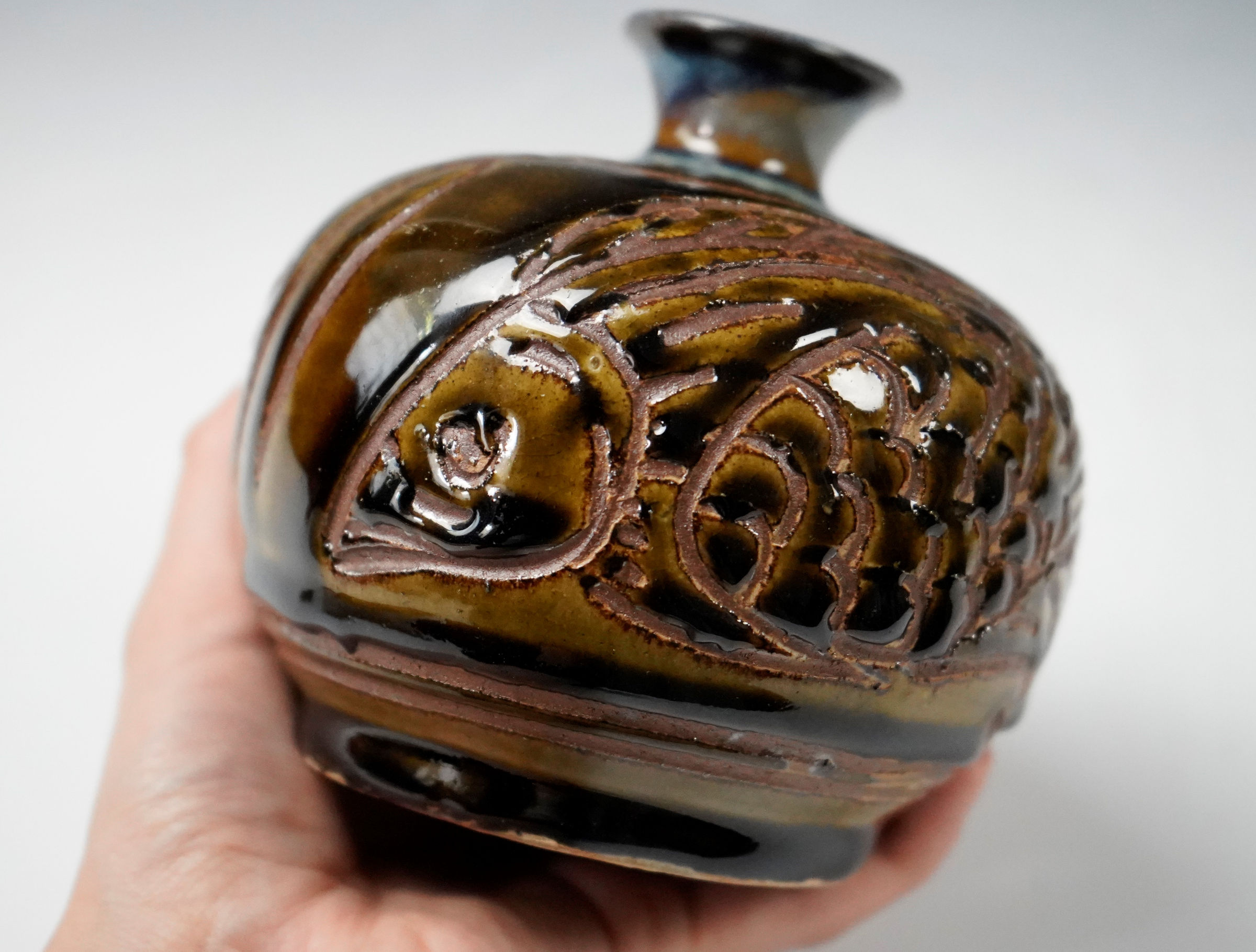 Kinjo Jiro 金城次郎, Flower Jar with Shrimp and Fish Pattern 海老