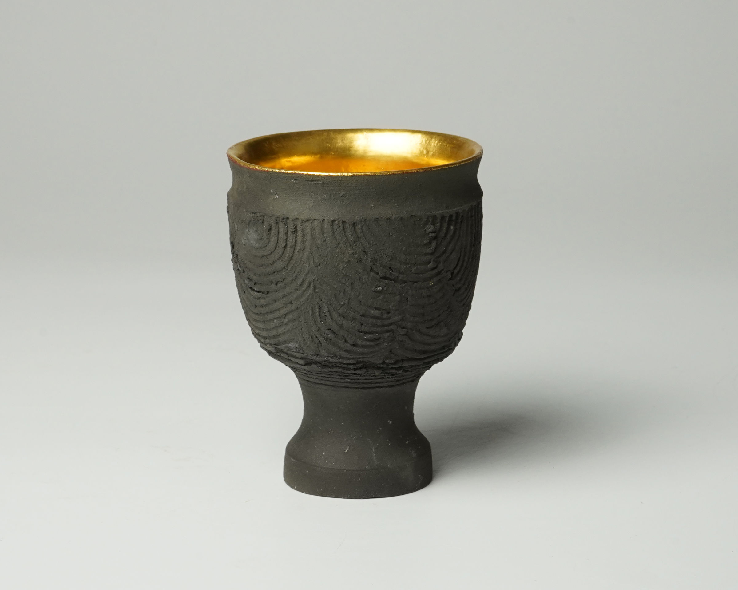 Sakata Jinnai 坂田 甚内, Oxidized smoke sake cup with gold