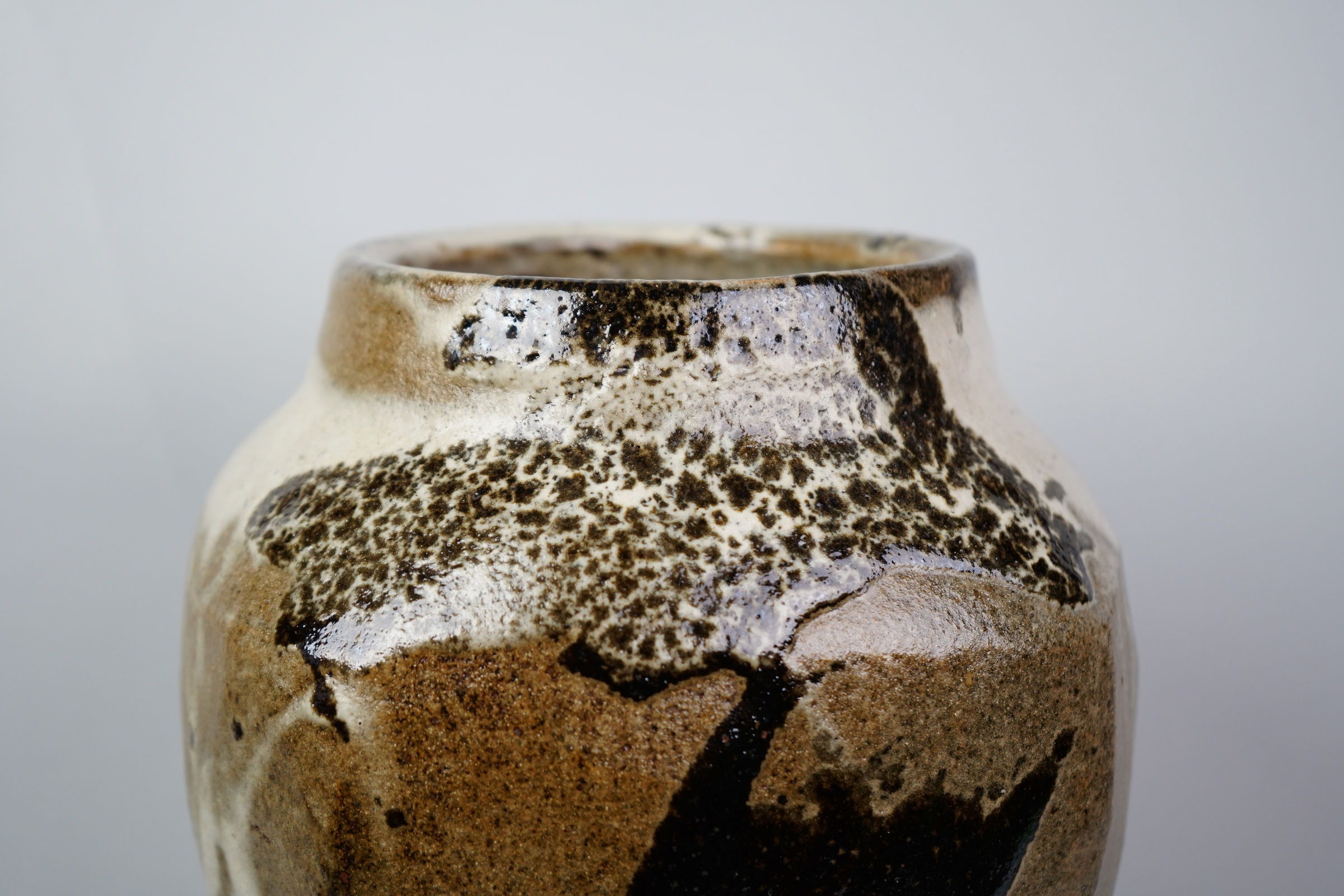 Murata Gen 村田 元, Faceted Jar with Black Slip over a Rice Husk