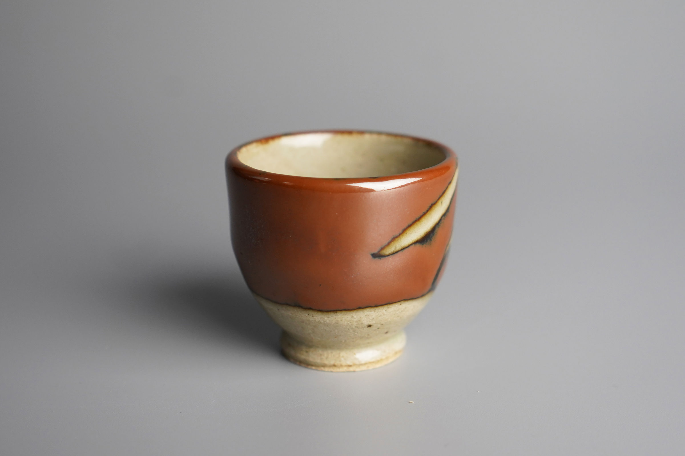 Hamada Shoji 濱田庄司, Persimmon Glazed Guinomi 柿釉抜絵ぐい吞み