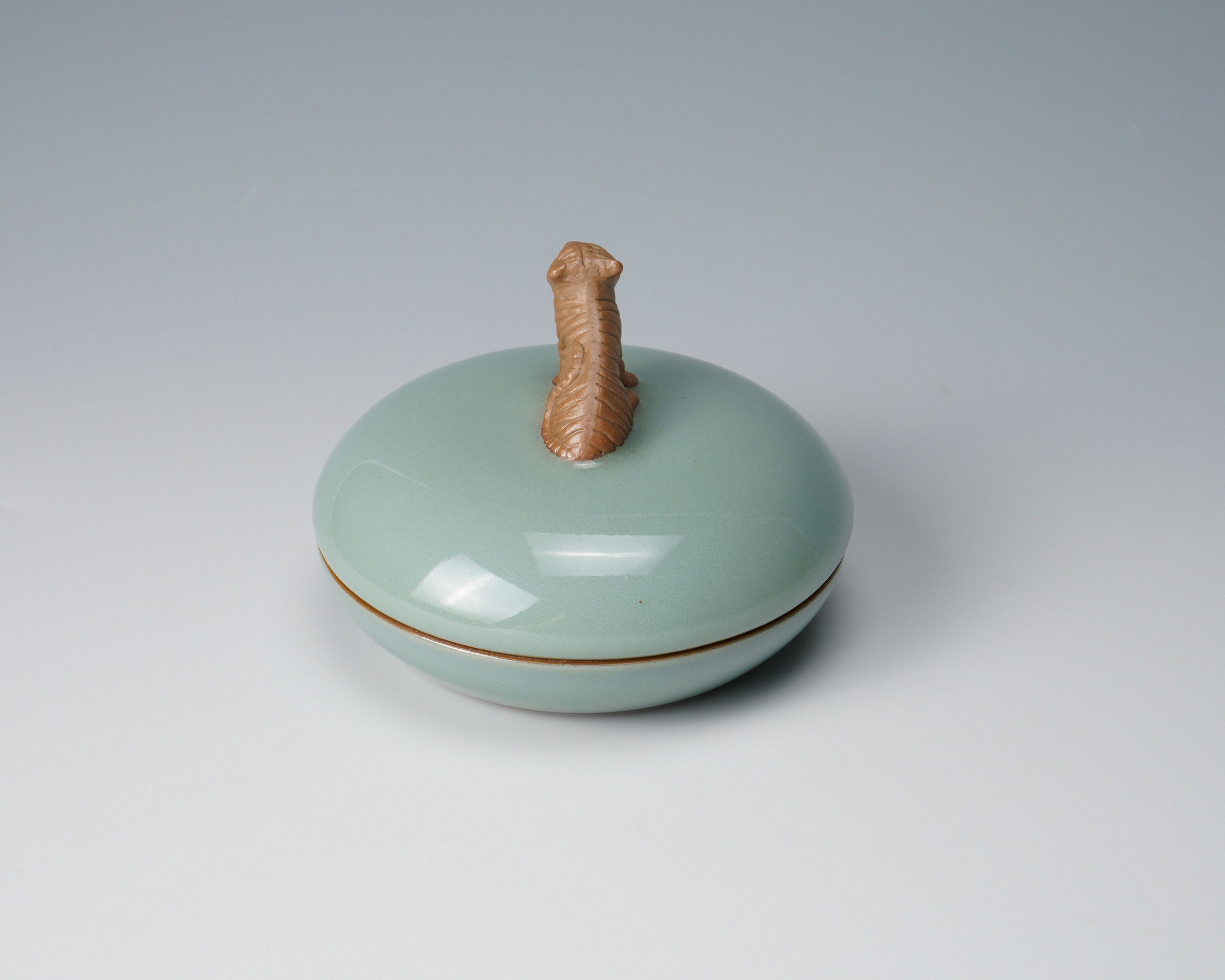 SUWA Sozan Ⅲ 三代諏訪蘇山, Incense Container with Tiger 青瓷干支