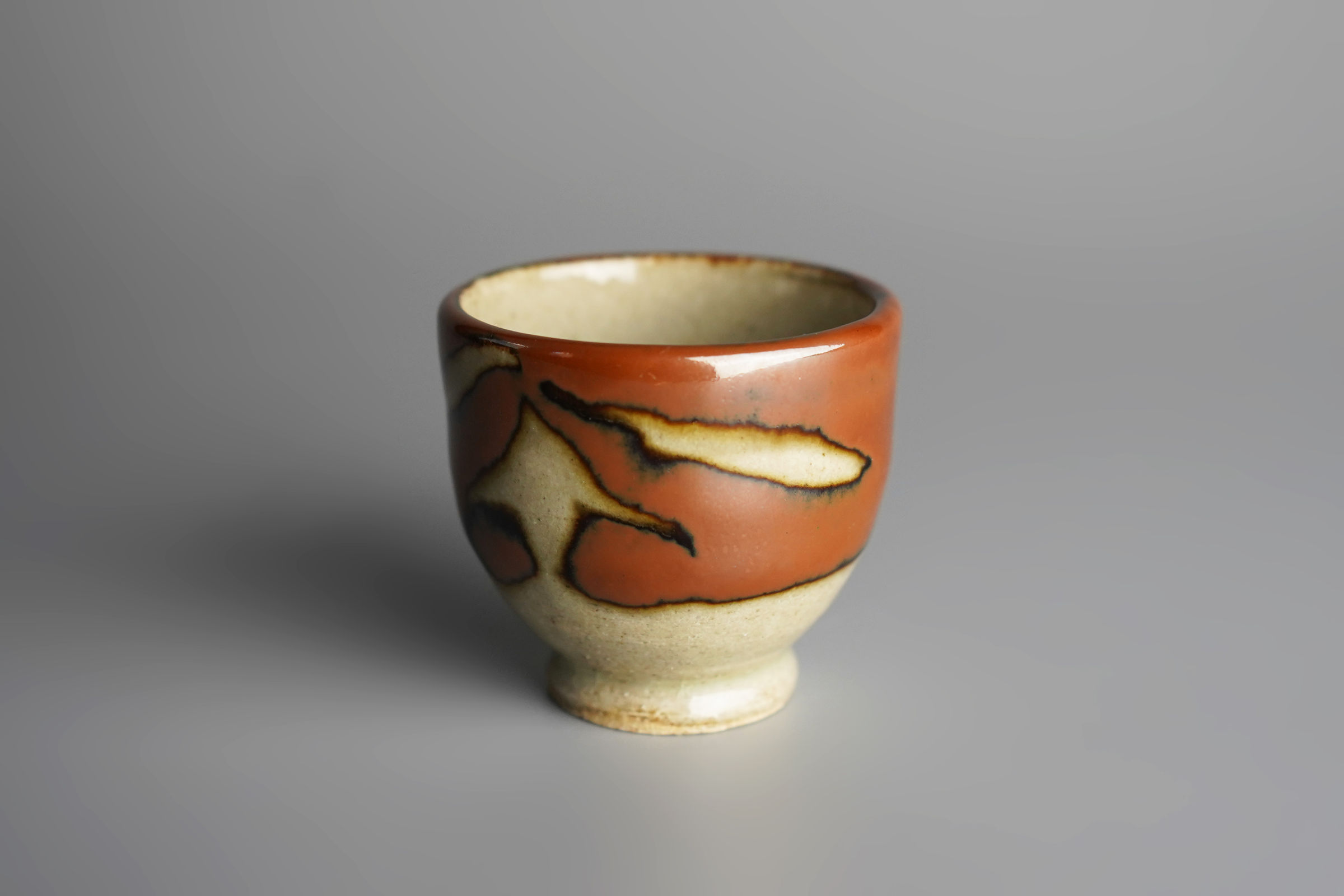 Hamada Shoji 濱田庄司, Persimmon Glazed Guinomi 柿釉抜絵ぐい吞み