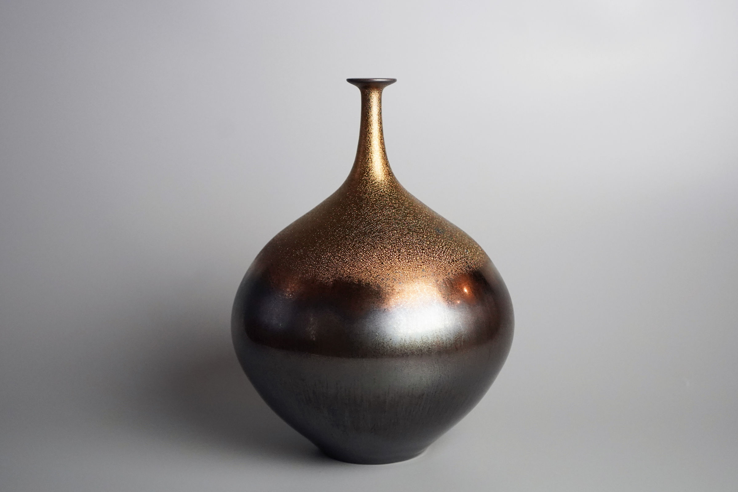 Miyamura Hideaki 宮村 秀明, Vase with Gold and Black Glaze | Dai