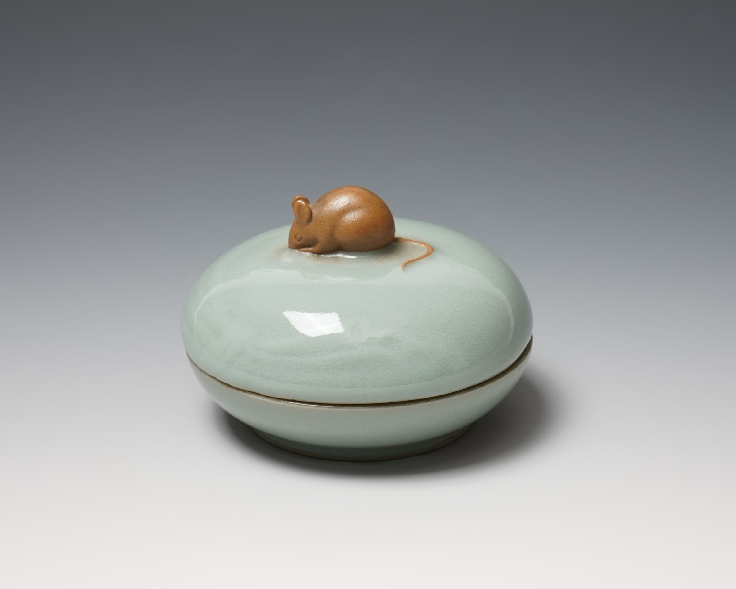 SUWA Sozan II 諏訪蘇山二代, Incense Container with Rat 青磁袋鼠