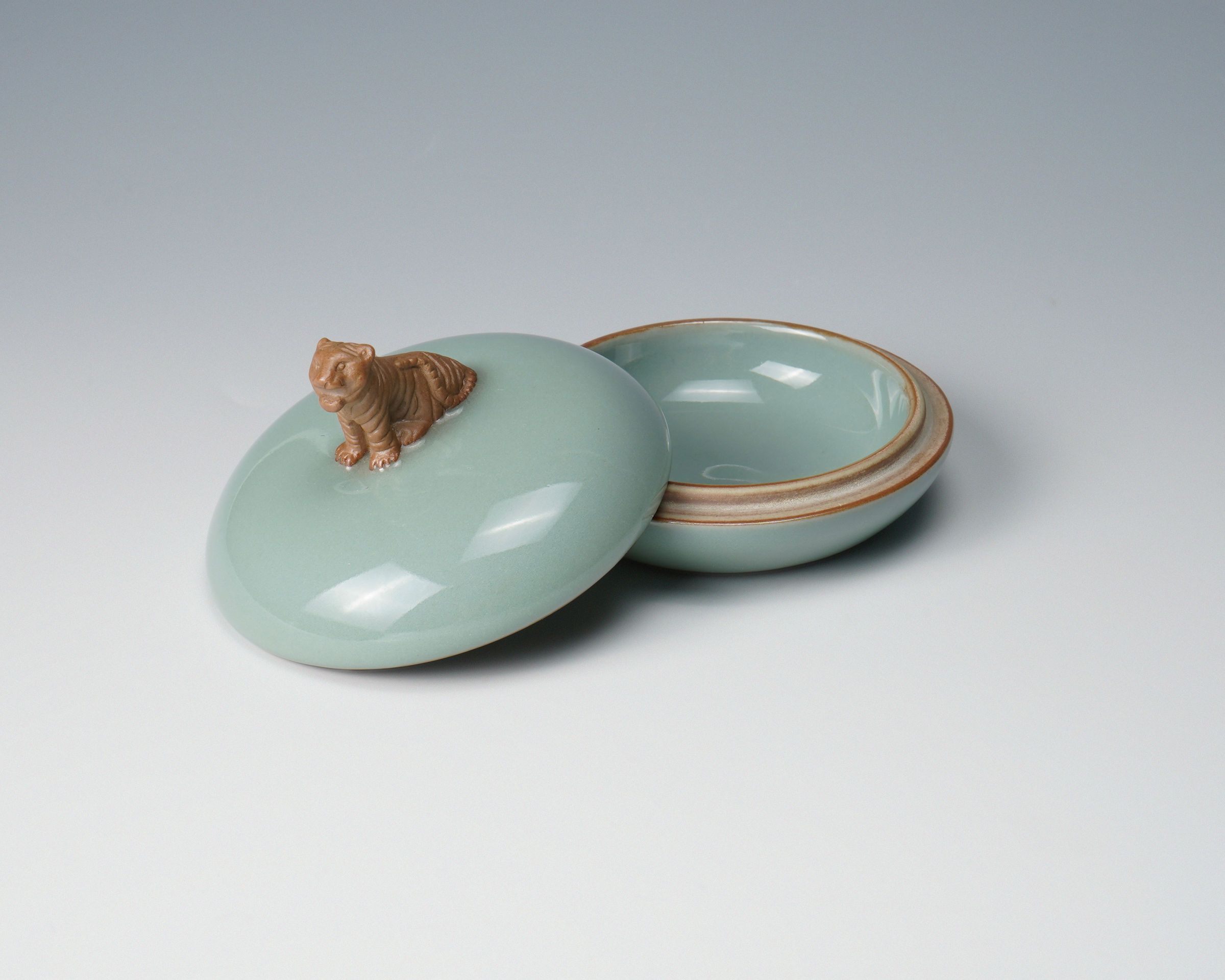 SUWA Sozan Ⅲ 三代諏訪蘇山, Incense Container with Tiger 青瓷干支