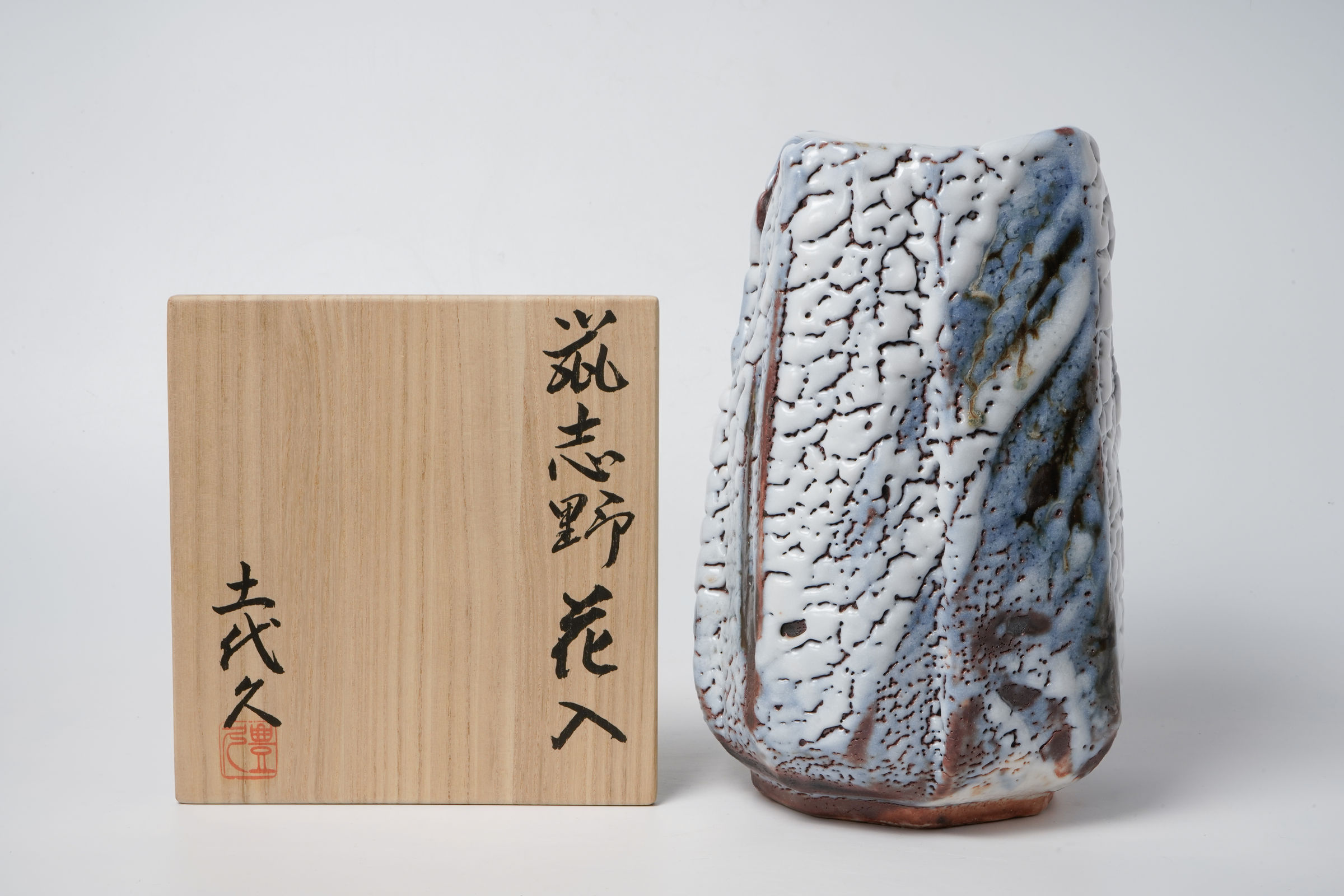 KATO Toyohisa 加藤土代久, Gray Shino Flower Vase 鼠志野花入 | Dai