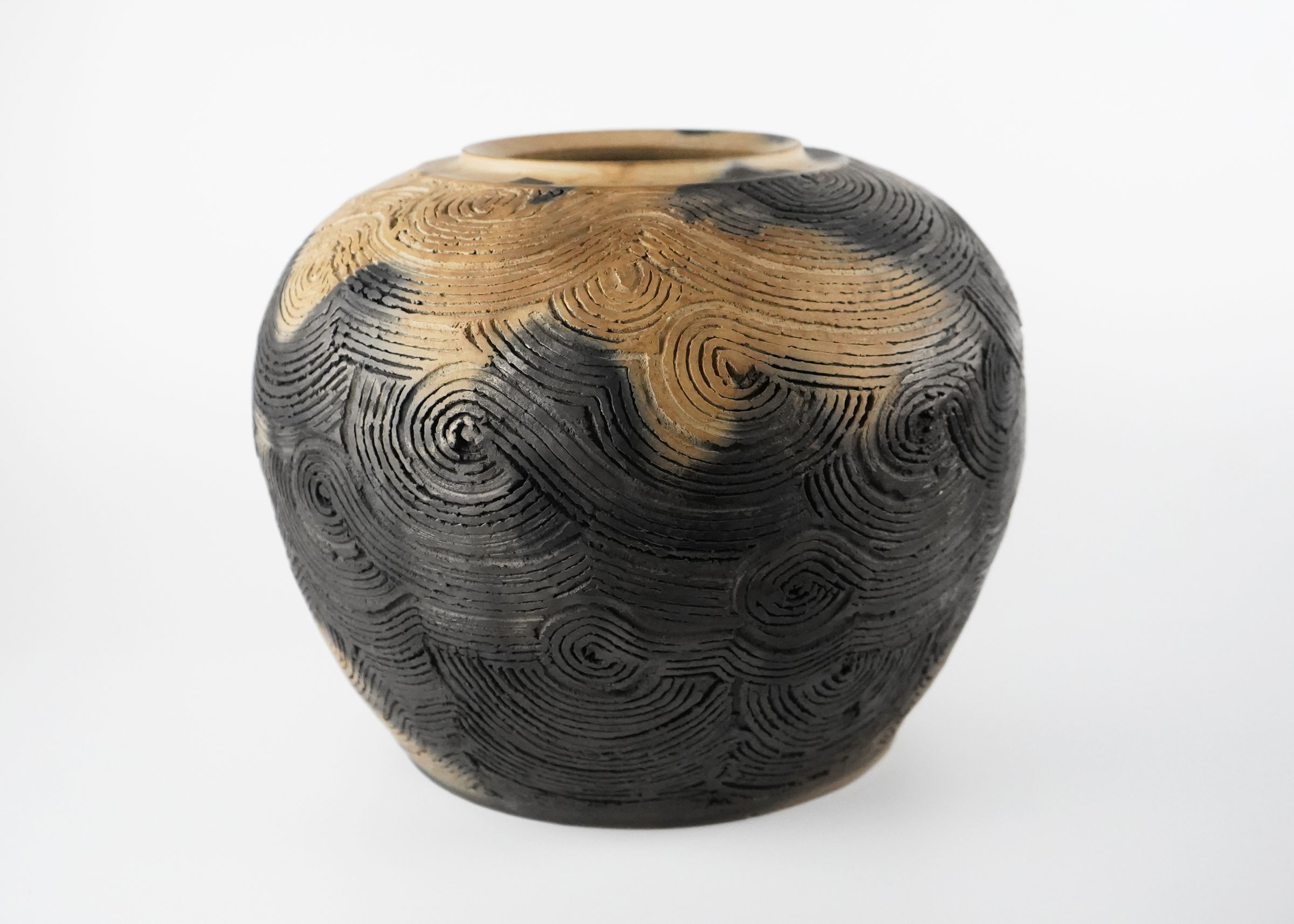 Sakata Jinnai 坂田 甚内, Jar with smoke and incised decorated wave