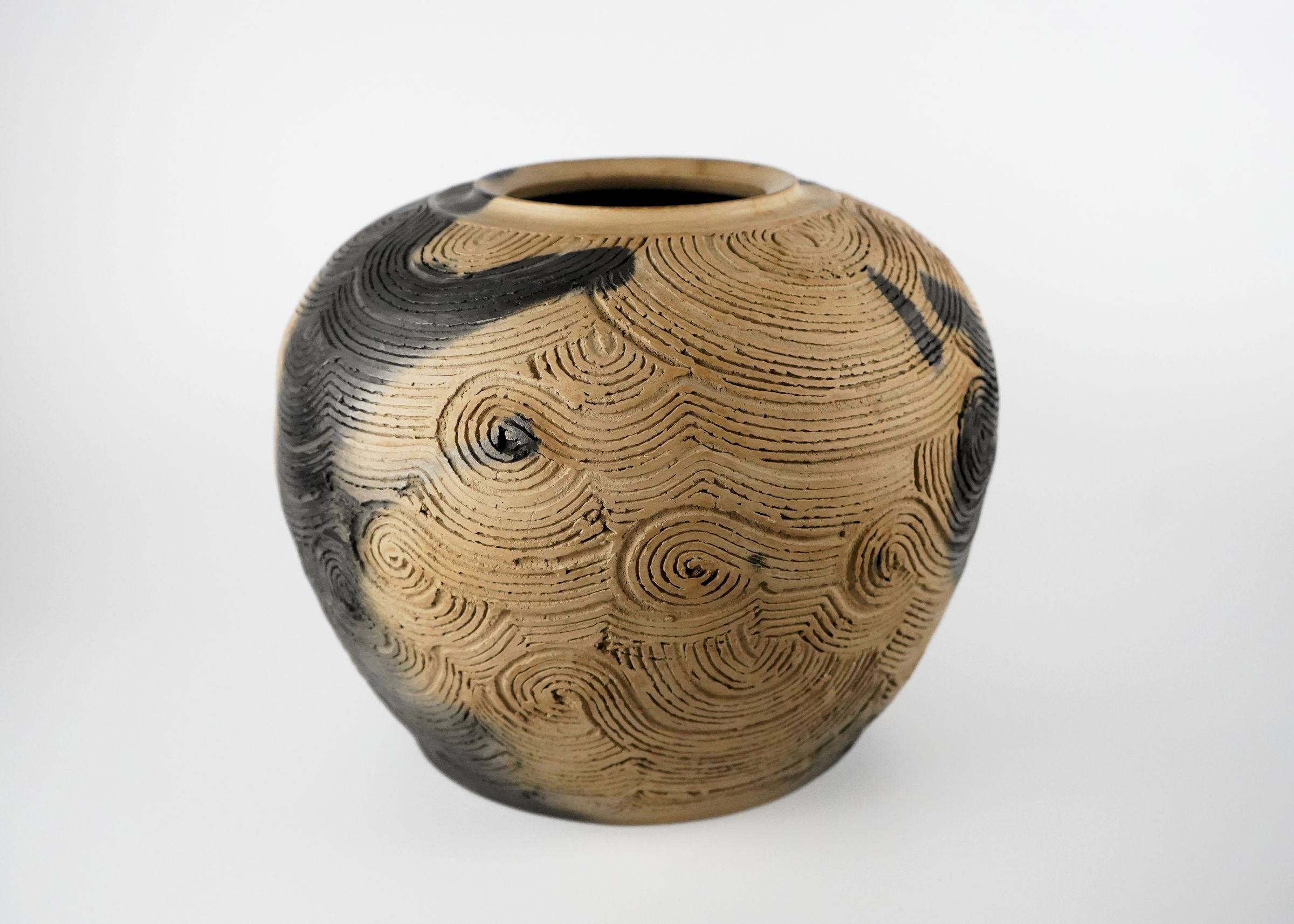 Sakata Jinnai 坂田 甚内, Jar with smoke and incised decorated wave