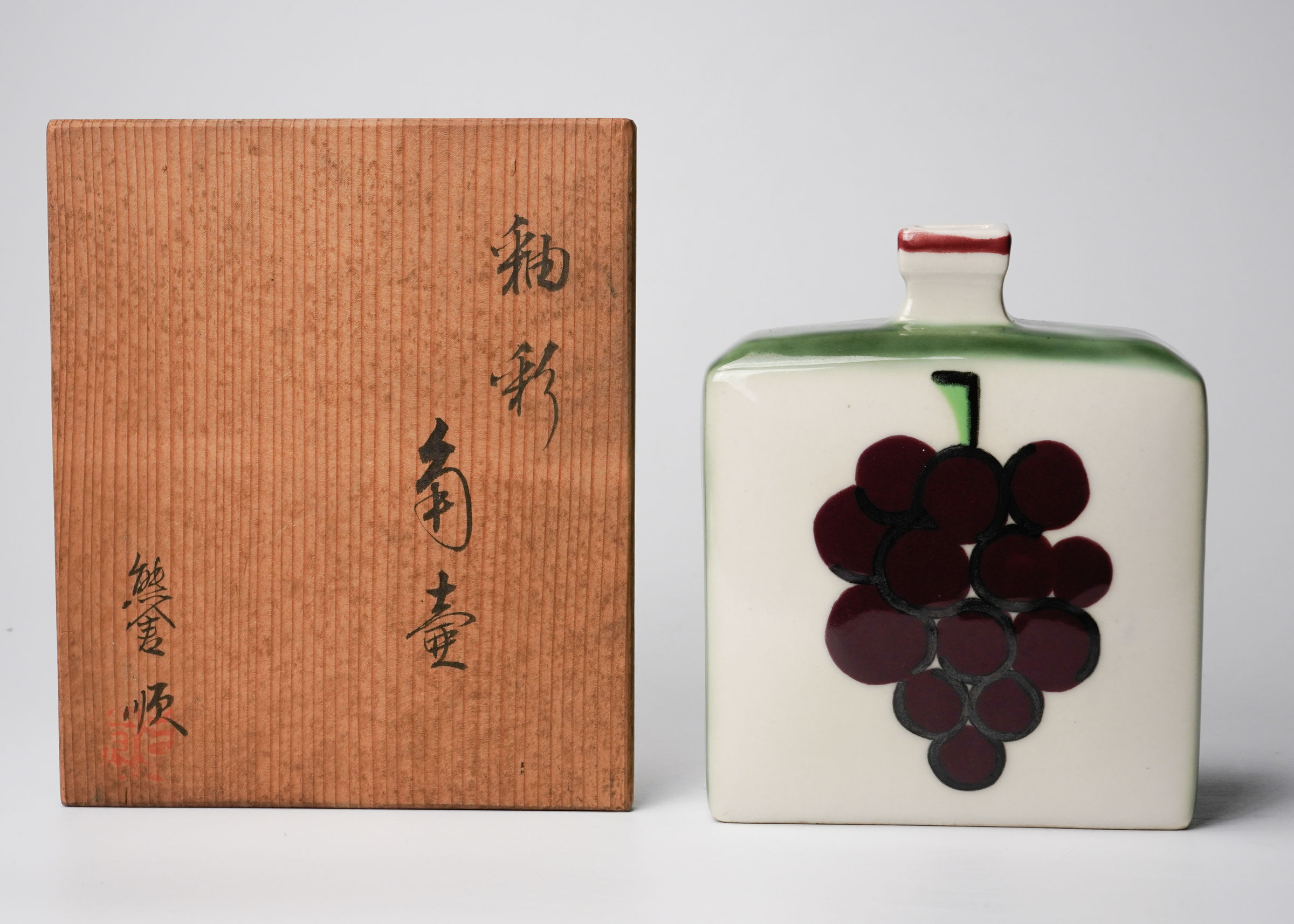 Kumakura Junkichi 熊倉順吉, Jar with Grape Drawing 彩釉葡壺