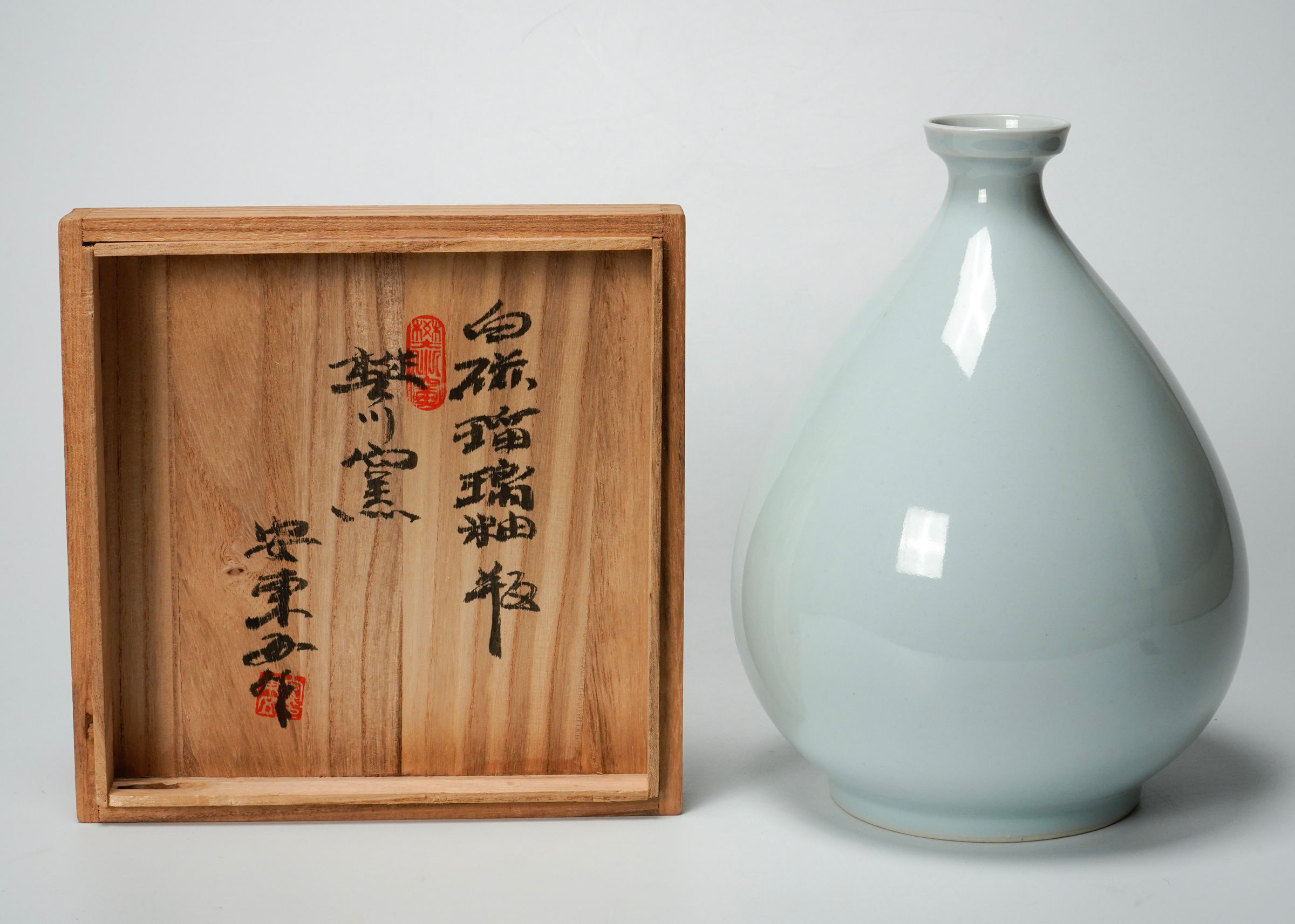 Ahn Dong-Oh 안동오 (An Togo 安東五), Flower Vase 白磁瑠璃釉瓶