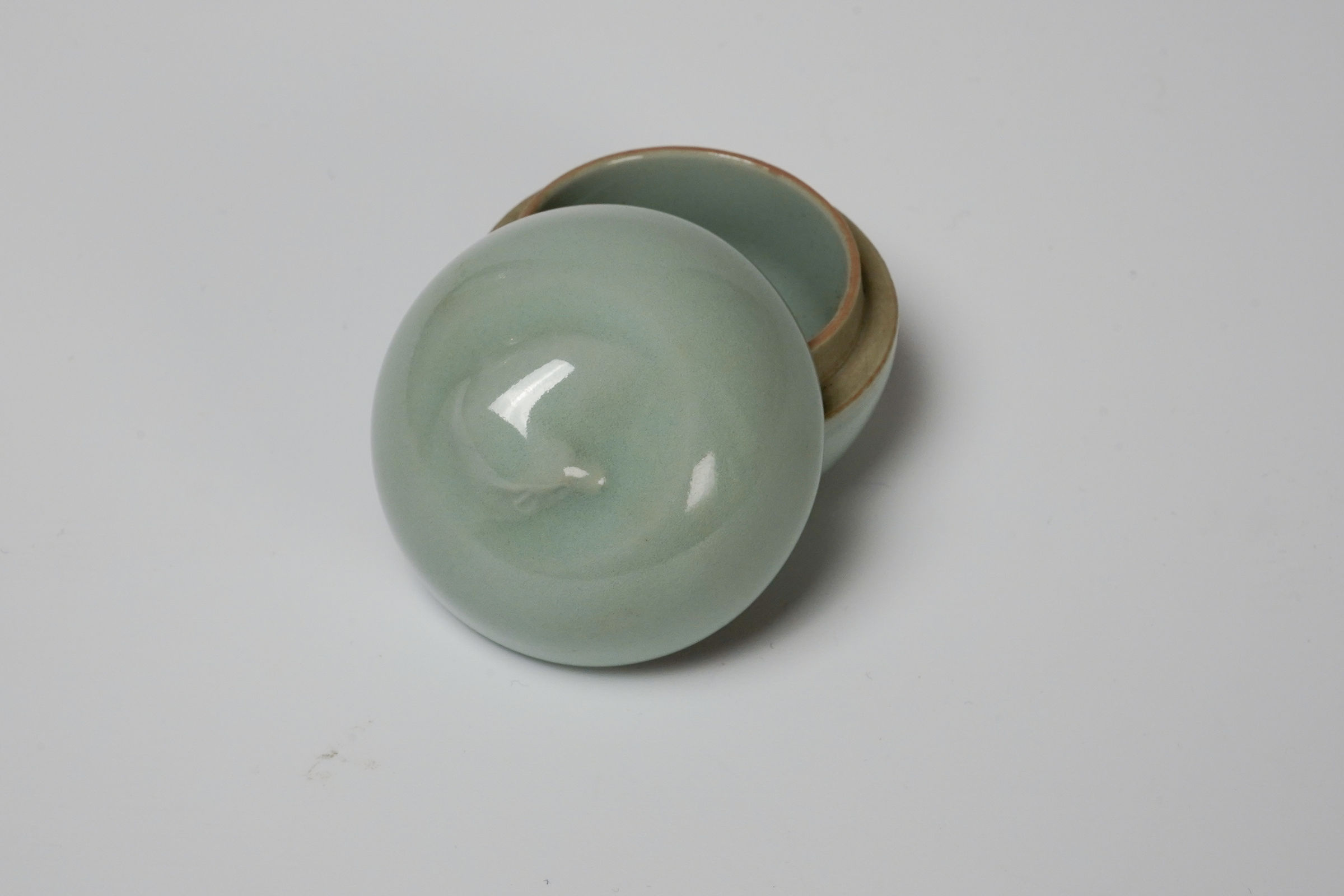 SUWA Sozan II 諏訪蘇山二代, Incense Container with Ox Motif 青磁牛