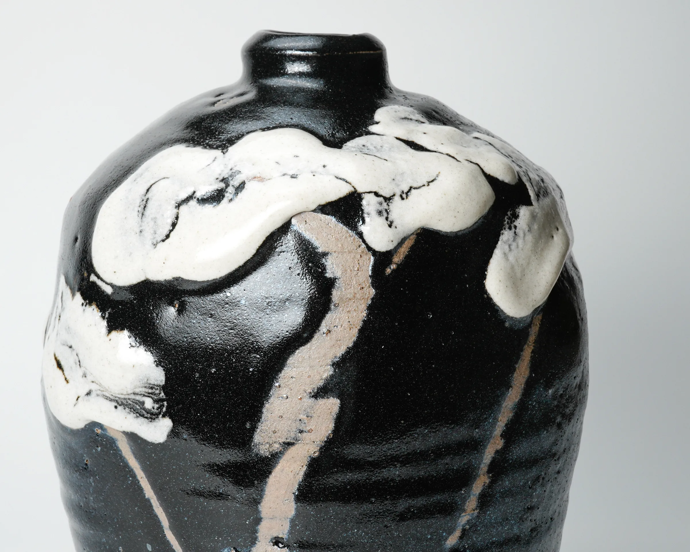 清水卯一 Shimizu Uichi 清水 卯一, Flat jar with white glaze on gloss iron