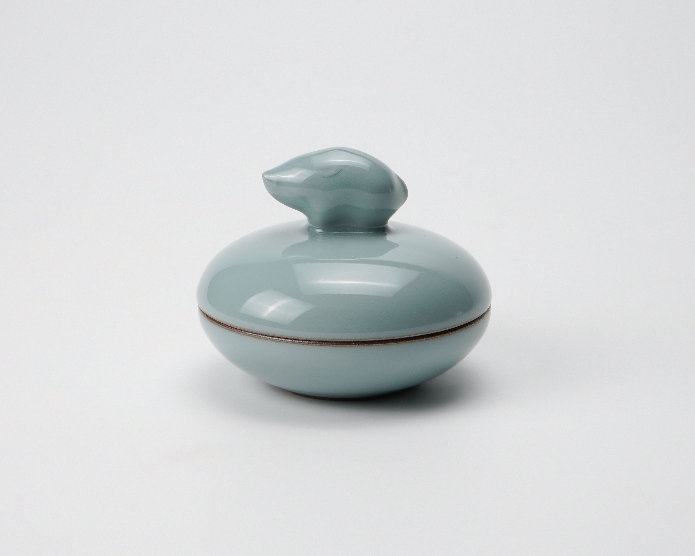 SUWA Sozan Ⅲ 三代諏訪蘇山, Incense container with boar 青瓷干支亥