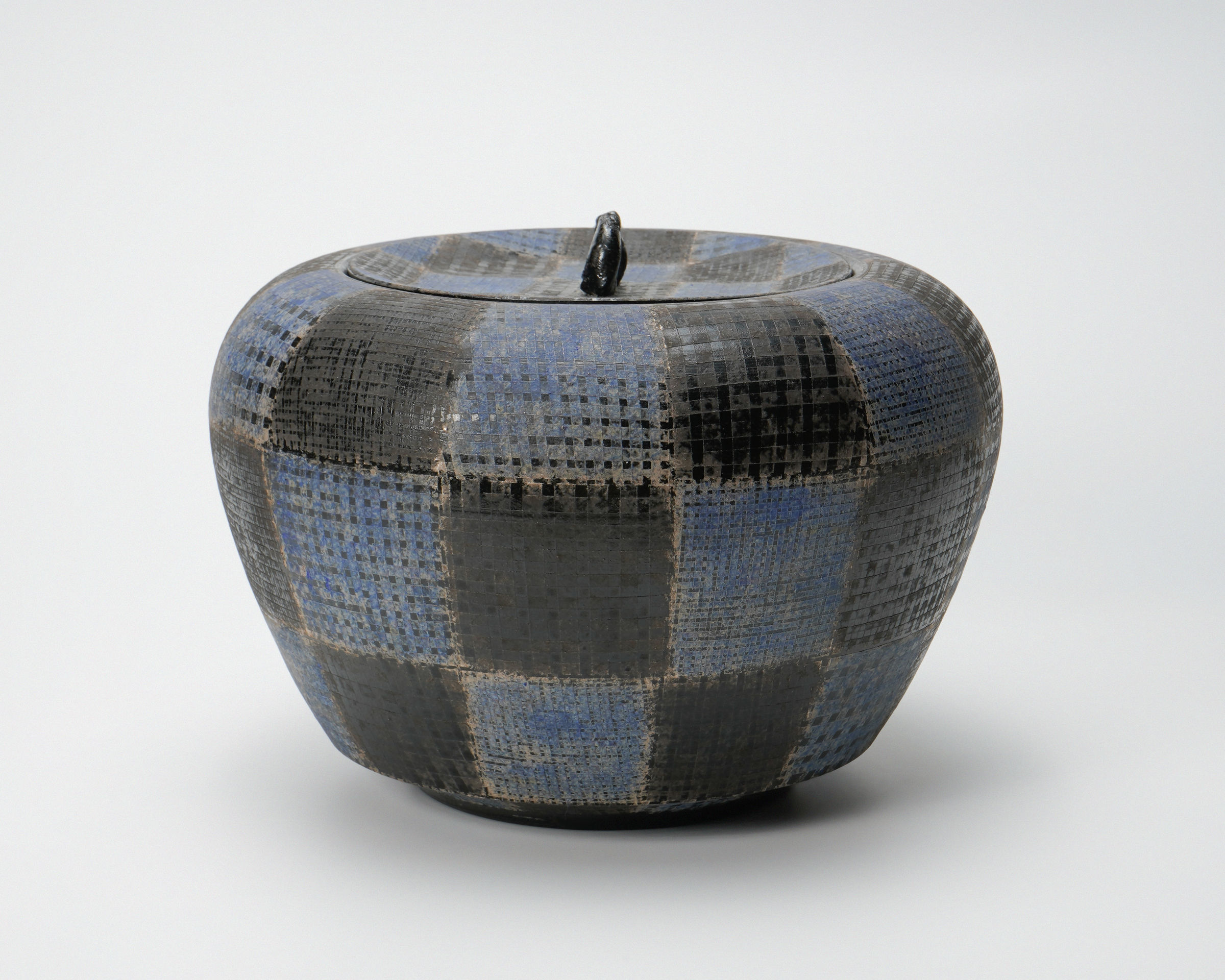 Maeda Masahiro 前田正博, Water jar with blue and silver pigments