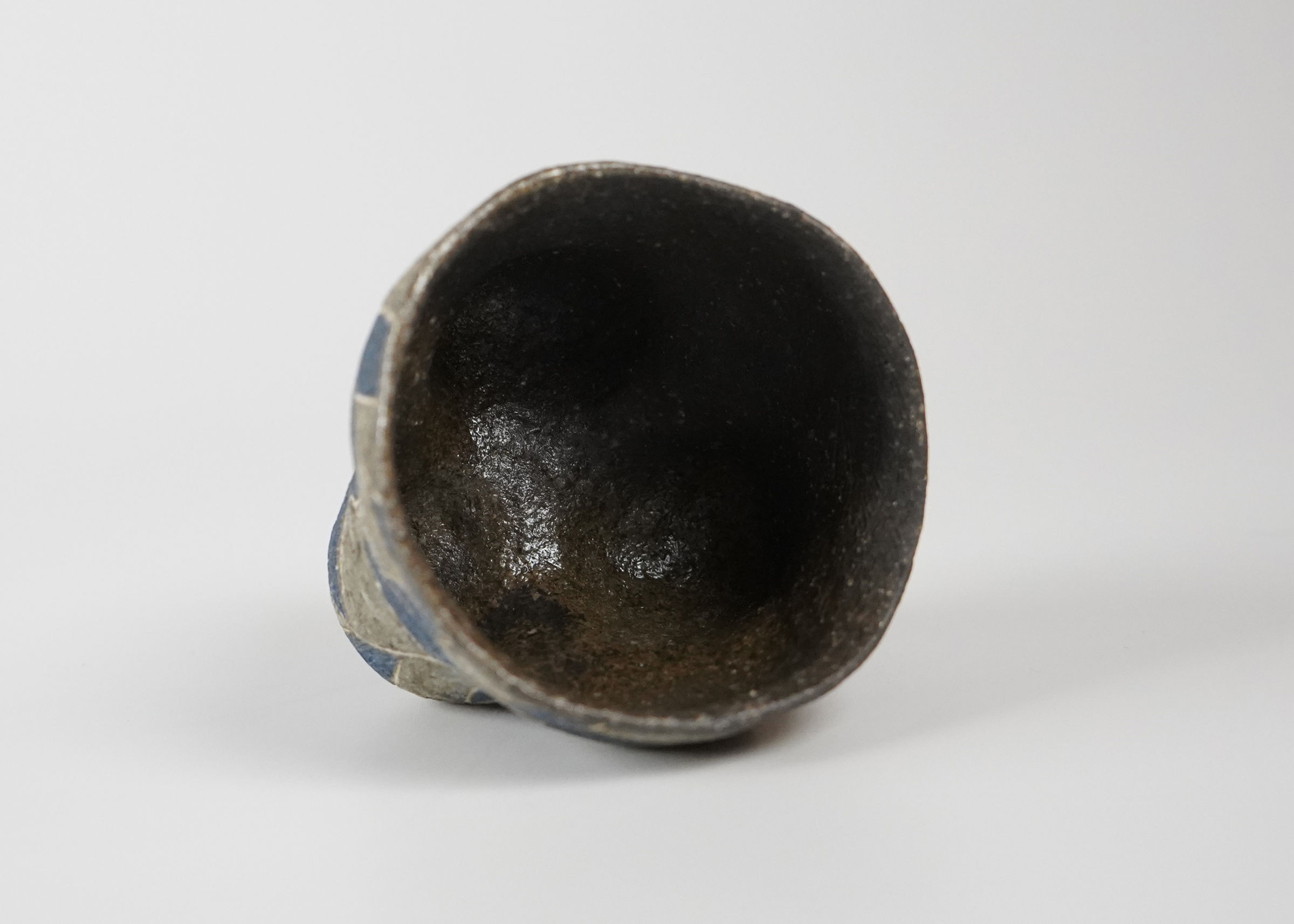 Takeuchi Shingo 竹内真吾, Inlaid Blue Guinomi, 2021 | Dai Ichi