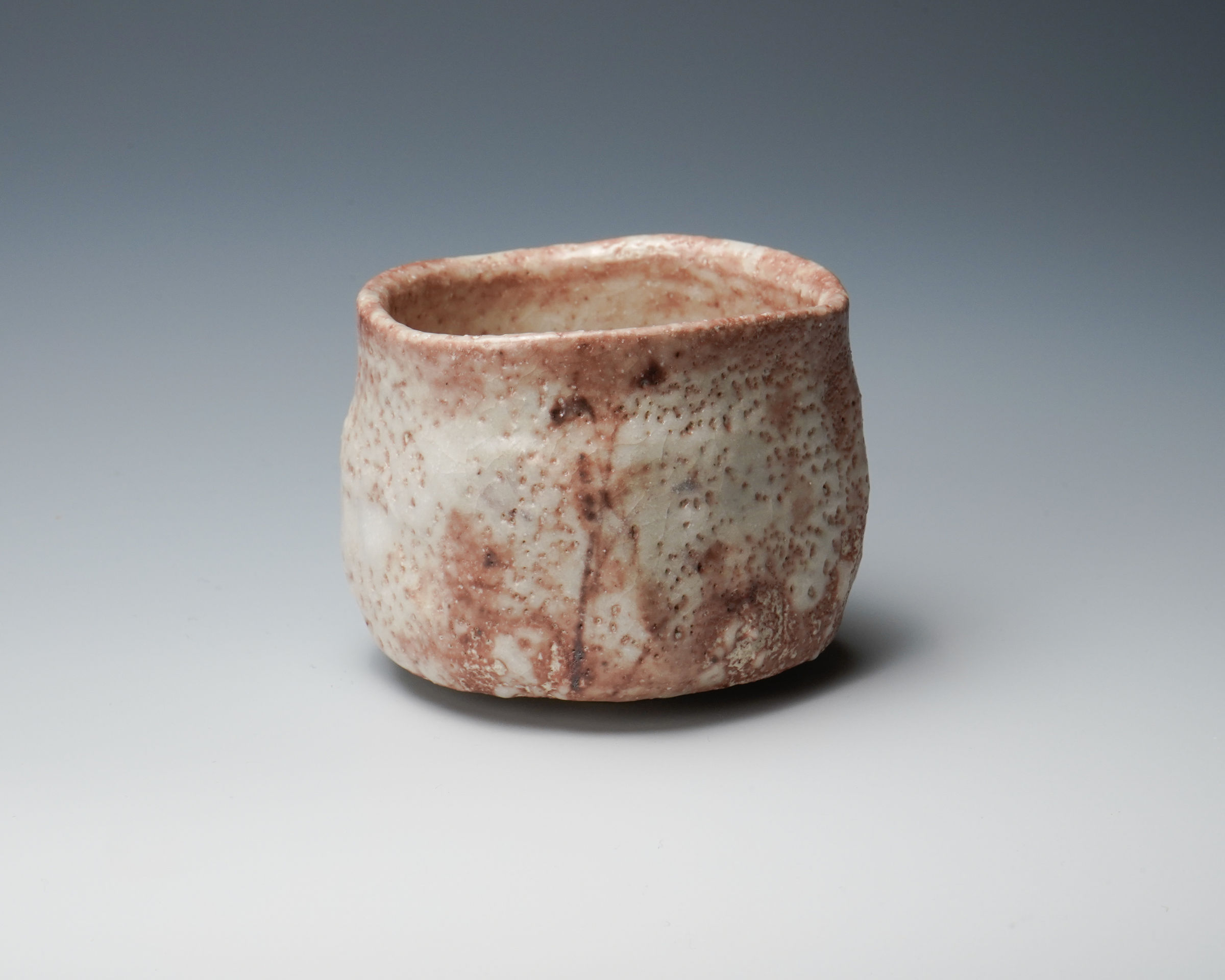 山田洋樹 霞釉 平盃 YAMADA Hiroki 山田洋樹, No.13 Shino Sake Cup 志野, 2023 | Dai Ichi
