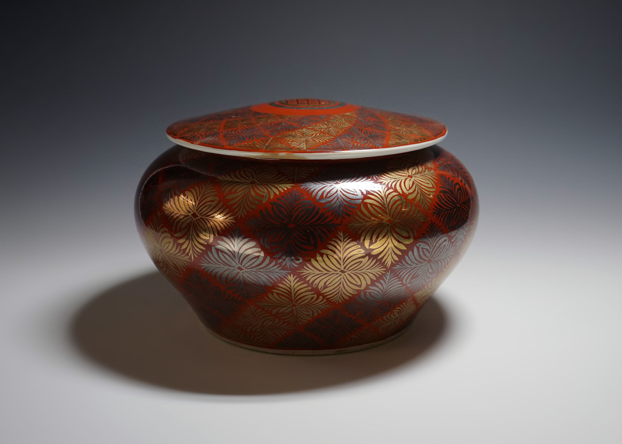 Tomimoto Kenkichi 富本憲吉, 色地金銀彩 羊歯文蓋付飾壷 | Dai Ichi