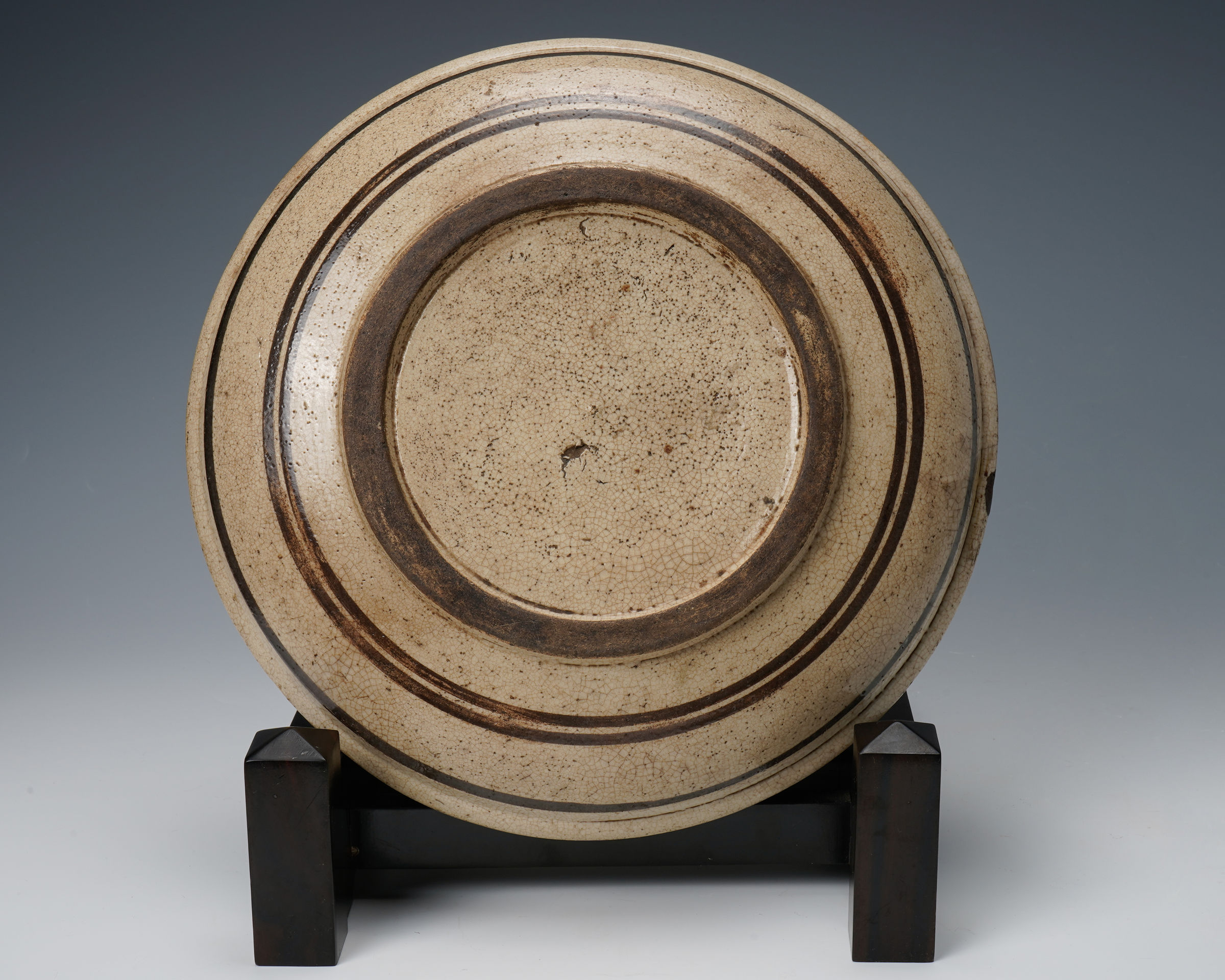 E Seto plate with iron painted grass flower tree motifs 瀬戸皿 鉄