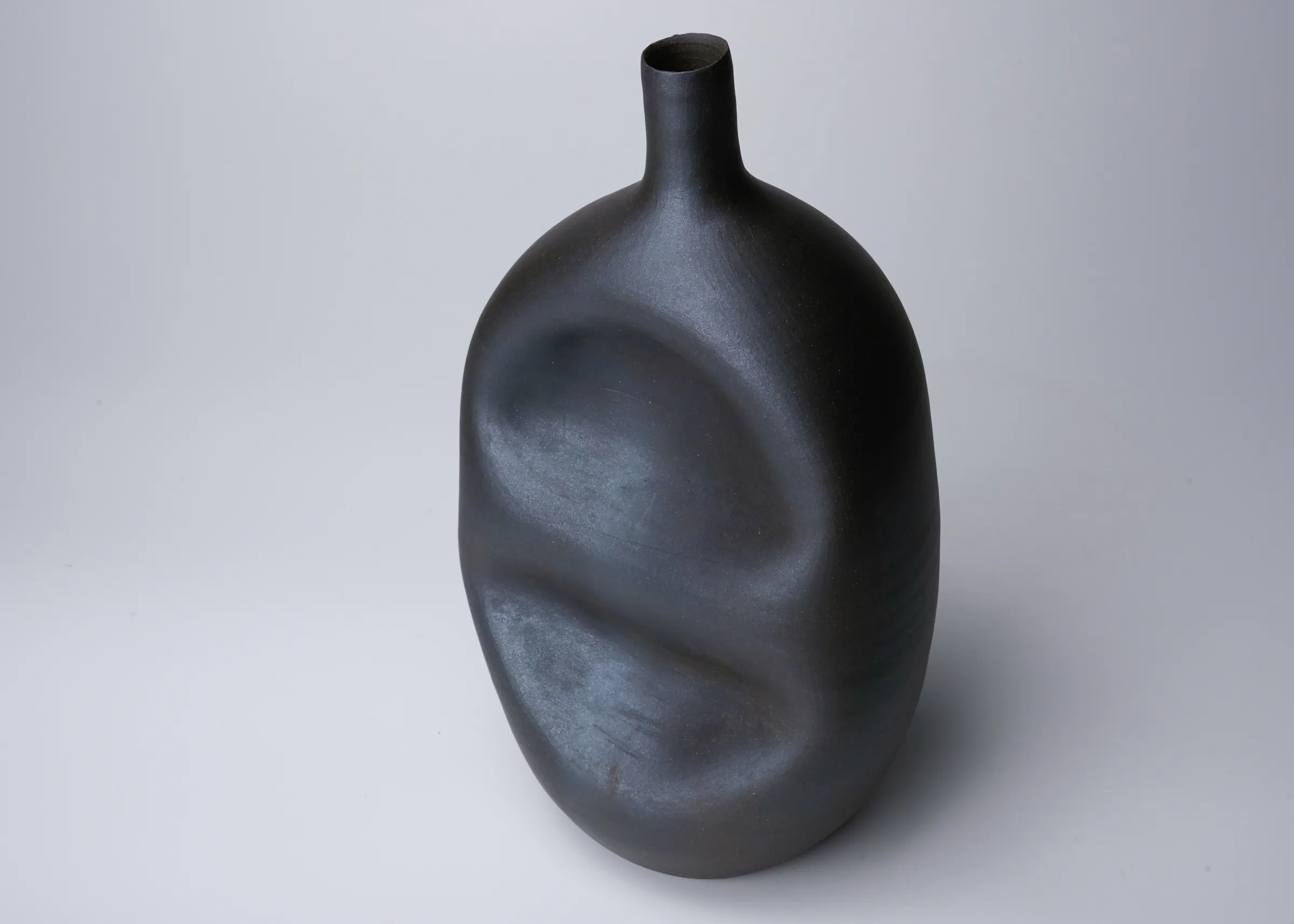 Yagi Kazuo 八木一夫, Black flower vase 黒陶黒い壺花器 | Dai Ichi