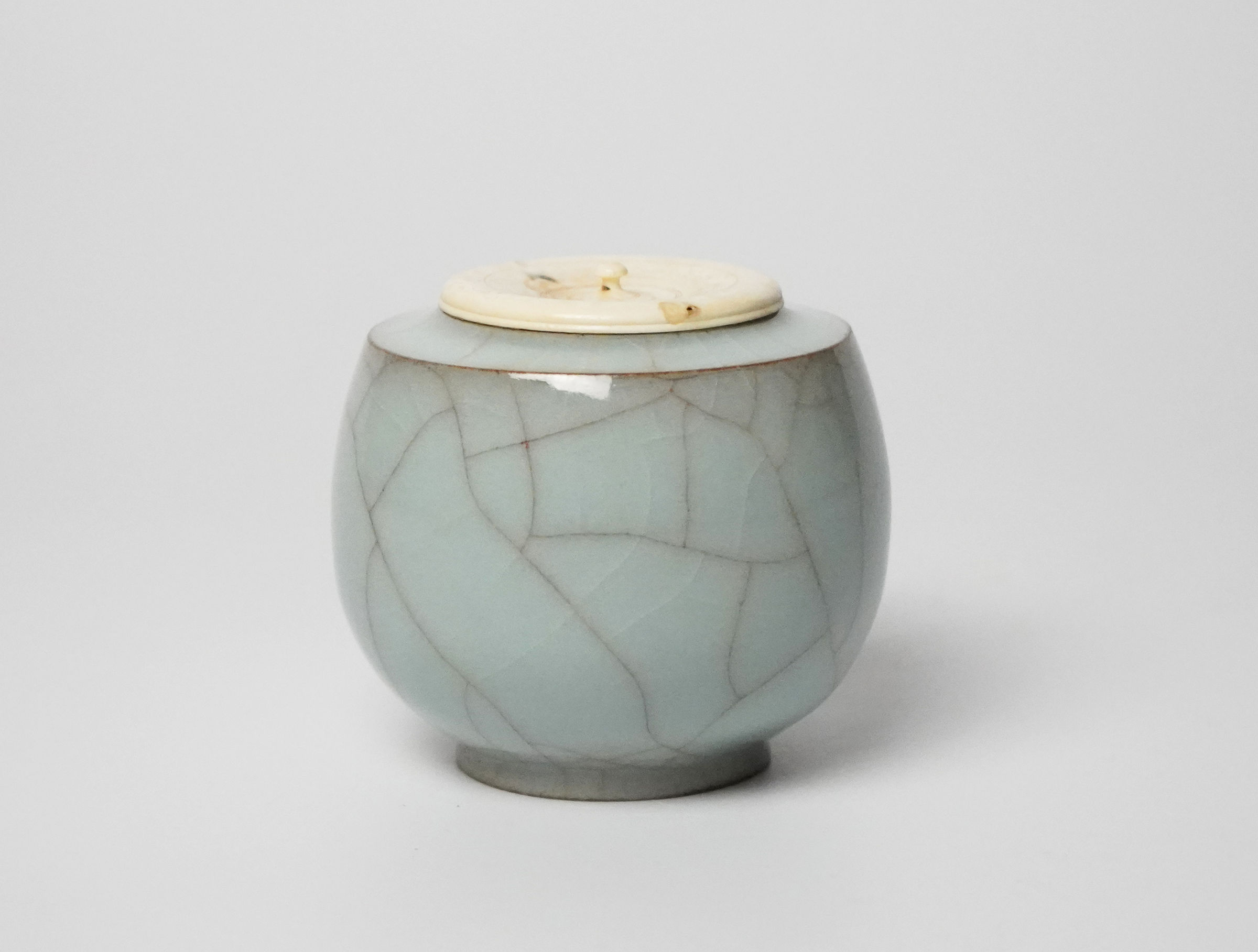 Miura Koheiji 三浦小平二, LNT, Celadon Tea Jar with Cover, 青磁
