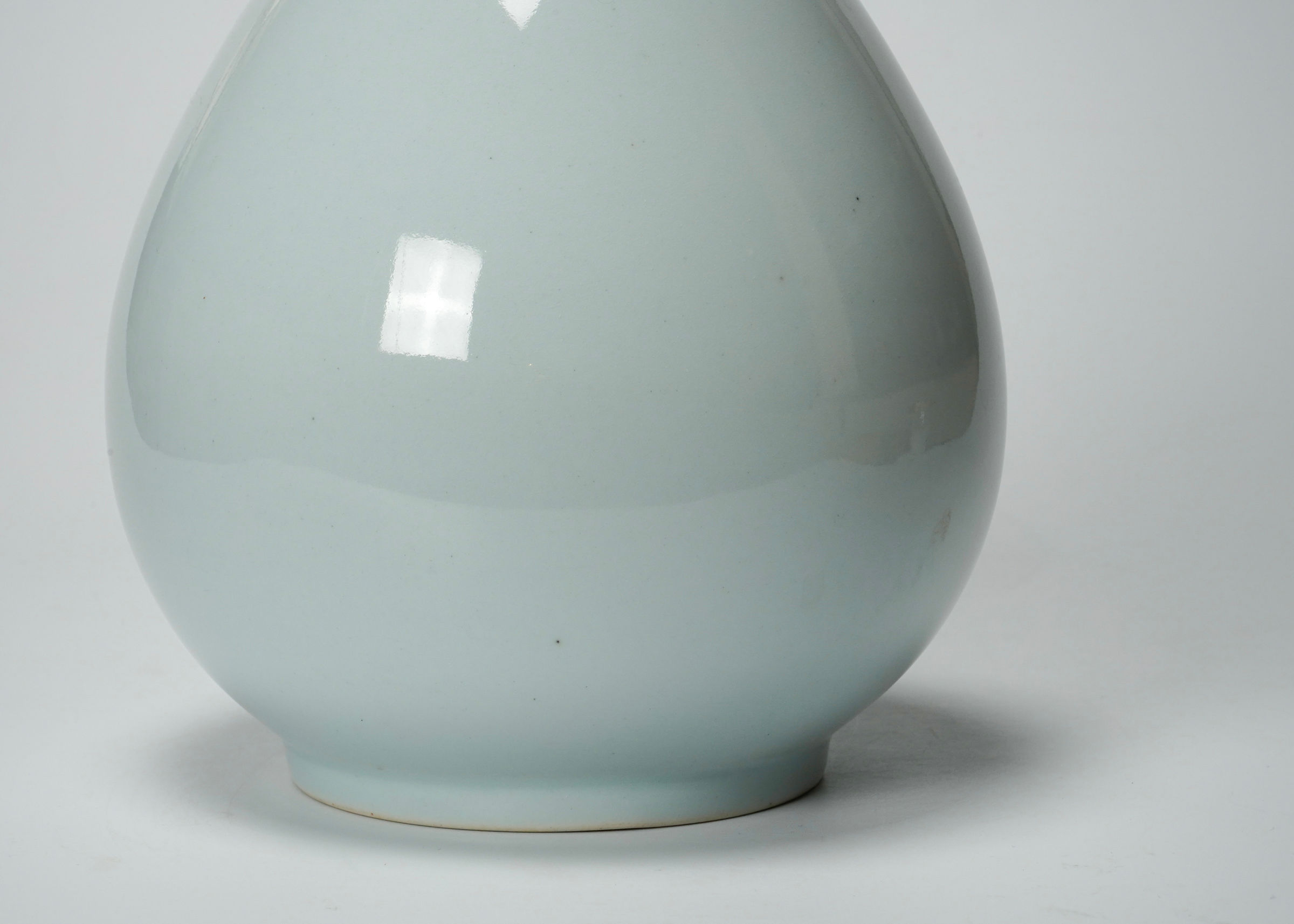 Ahn Dong-Oh 안동오 (An Togo 安東五), Flower Vase 白磁瑠璃釉瓶