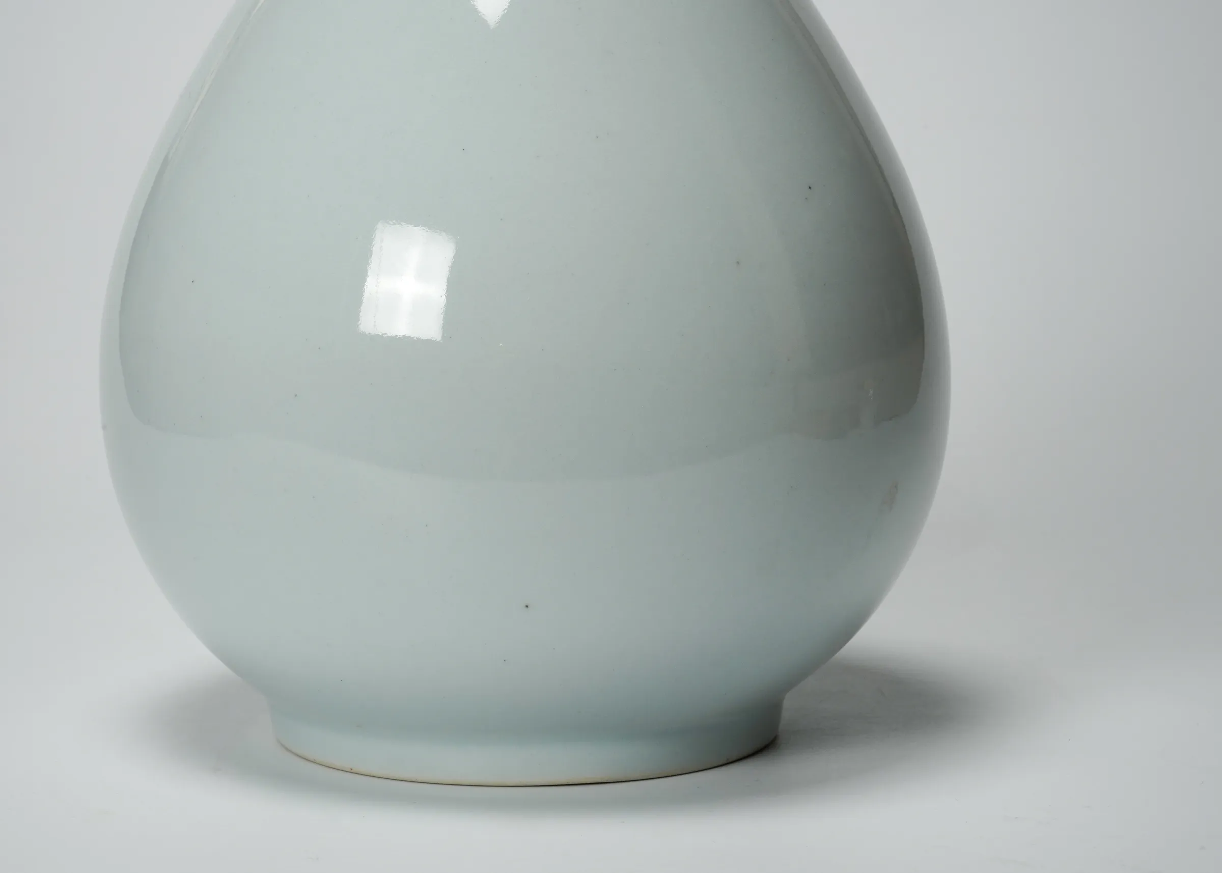 Ahn Dong-Oh 안동오 (An Togo 安東五), Flower Vase 白磁瑠璃釉瓶