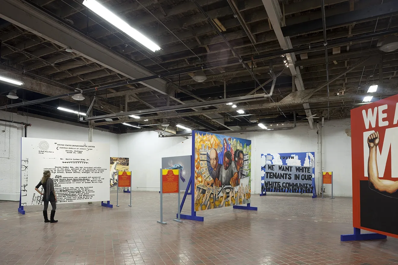 对于鲍尔斯来说，政治参与和艺术表达是息息相关的。她的艺术实践，包括绘画、录像和装置，涉及了广泛的社会政治问题：从争取妇女和工人的权益到军火工业，再到移民政策和气候危机。用艺术讲故事是鲍尔斯创作的组成部分，她的作品强调抵抗和反叛。