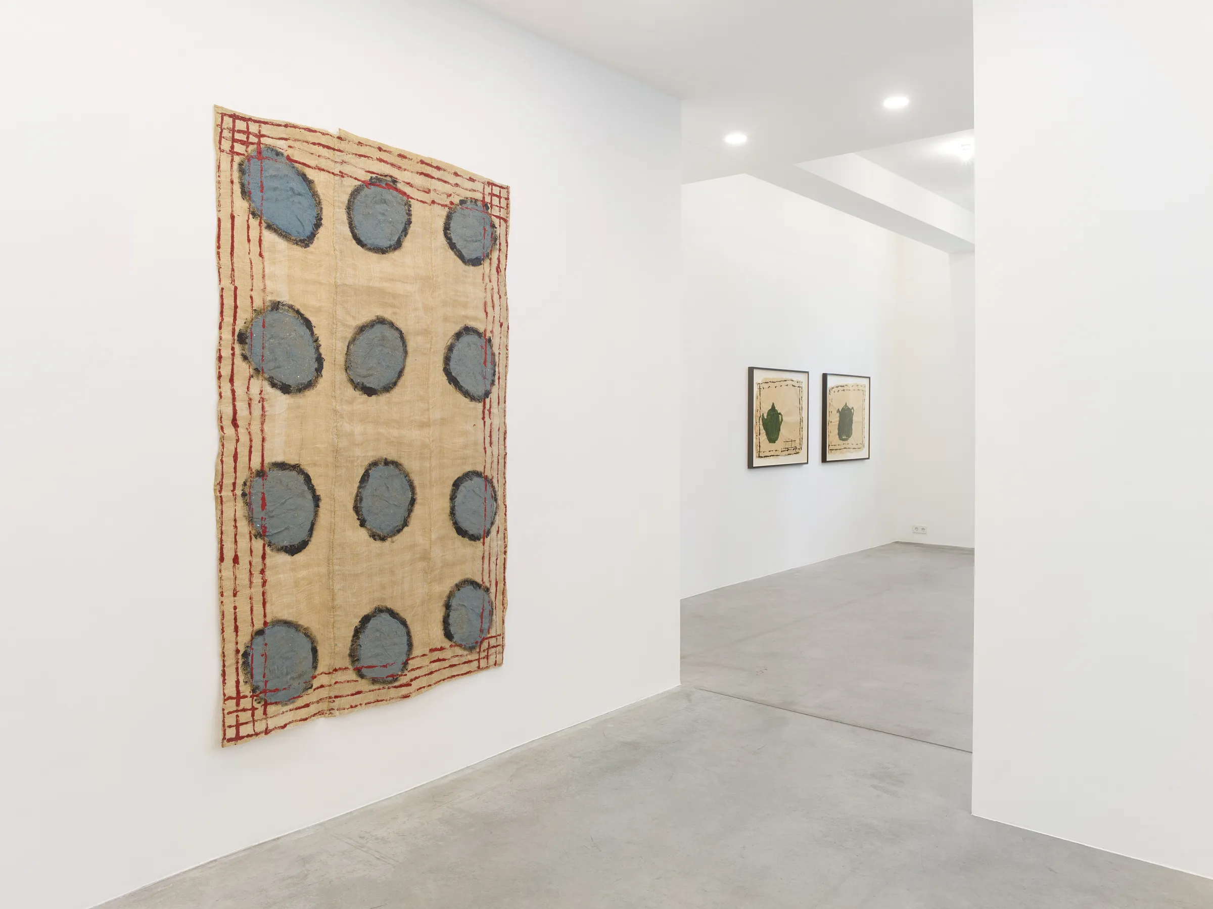 杜克罗以攫取织物工艺为其绘画材料的基础而闻名于世。这位意大利艺术家在60多岁的高龄才开始从事艺术创作。在这之前她游历了亚洲众多国家，收集了大量的古董纺织品。这些古董主要来自土耳其，印度，中国，西藏以及阿富汗。