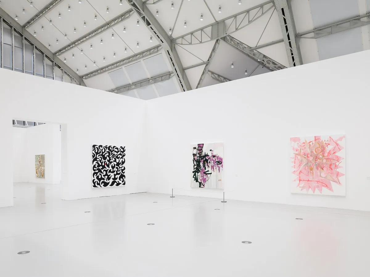 冯-海尔是当代绘画和抽象表现主义领域备受瞩目的人物，她的作品在国际上得到了广泛的展示。她曾在华盛顿赫希恩博物馆和雕塑园、德布尔Dhondt-Dhaenens博物馆、汉堡Deichtorhallen、泰特利物浦、纽伦堡美术馆、波士顿当代艺术学院、费城当代艺术学院、第戎Le Consortium、达拉斯艺术博物馆、维也纳分离派等世界著名美术馆举办过个展。她的作品还参加了许多群展，如慕尼黑布兰德霍斯特博物馆、苏黎世PARKETT空间、芝加哥当代艺术学院、明尼阿波利斯沃克艺术中心、纽约现代艺术博物馆、纽约惠特尼美国艺术博物馆、洛杉矶哈默博物馆、迈阿密当代艺术博物馆、卡塞尔Fridericianum博物馆等。此外，伦敦泰特博物馆、达拉斯艺术博物馆、洛杉矶汉默博物馆、巴黎市立现代艺术博物馆、洛杉矶当代艺术博物馆、纽约现代艺术博物馆、旧金山现代艺术博物馆等都将她的作品纳入到其永久的馆藏中。