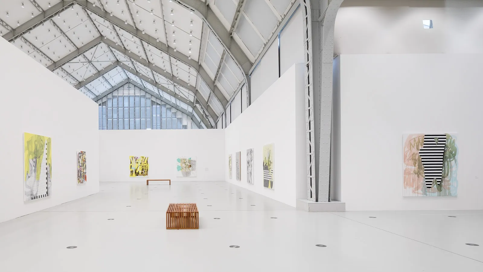 冯-海尔是当代绘画和抽象表现主义领域备受瞩目的人物，她的作品在国际上得到了广泛的展示。她曾在华盛顿赫希恩博物馆和雕塑园、德布尔Dhondt-Dhaenens博物馆、汉堡Deichtorhallen、泰特利物浦、纽伦堡美术馆、波士顿当代艺术学院、费城当代艺术学院、第戎Le Consortium、达拉斯艺术博物馆、维也纳分离派等世界著名美术馆举办过个展。她的作品还参加了许多群展，如慕尼黑布兰德霍斯特博物馆、苏黎世PARKETT空间、芝加哥当代艺术学院、明尼阿波利斯沃克艺术中心、纽约现代艺术博物馆、纽约惠特尼美国艺术博物馆、洛杉矶哈默博物馆、迈阿密当代艺术博物馆、卡塞尔Fridericianum博物馆等。此外，伦敦泰特博物馆、达拉斯艺术博物馆、洛杉矶汉默博物馆、巴黎市立现代艺术博物馆、洛杉矶当代艺术博物馆、纽约现代艺术博物馆、旧金山现代艺术博物馆等都将她的作品纳入到其永久的馆藏中。