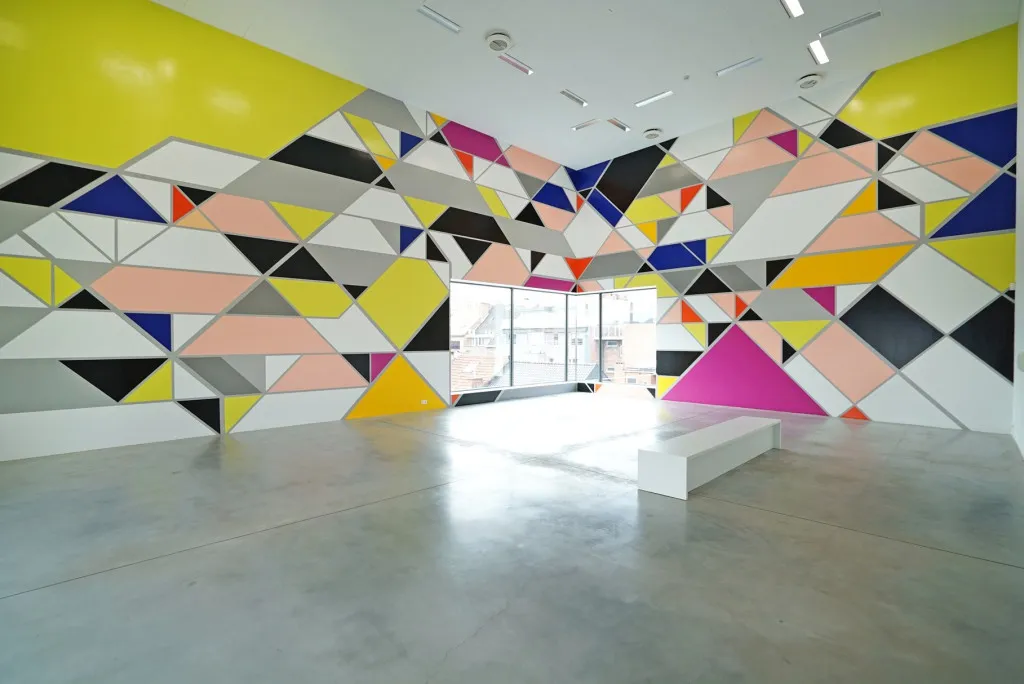 2021年,莫里斯将在德国汉堡Deichtorhallen举办大型回顾展。此前她在世界多国重量级美术馆大范围举办过个展,其中包括圣保罗艺术博物馆(2020)、北京尤伦斯当代艺术中心(2018)、芬兰埃斯波现代艺术博物馆(2017)、奥地利维也纳美术馆(2016)、比利时鲁汶M博物馆(2015)、德国不来梅美术馆(2013)、美国俄亥俄州立大学卫克斯那艺术中心(哥伦布,2012)、德国北莱茵—威斯特法伦州艺术品收藏馆(杜塞尔多夫,2010)、德国法兰克福现代艺术博物馆(2009)、意大利博洛尼亚现代艺术博物馆(2009)、德国伦巴赫之家市立博物馆(慕尼黑,2008)、瑞士贝耶勒基金会美术馆(巴塞尔,2008)、荷兰博伊曼斯·范伯宁恩美术馆(鹿特丹,2006)、奥地利格拉茨现代美术馆(2005)、巴黎东京宫(2005)、斯德哥尔摩当代美术馆(2005)、哥本哈根艺术协会(2004)、汉堡火车站当代艺术博物馆(柏林,2001)、苏黎世艺术博物馆(2000)、牛津现代艺术博物馆(1999)。