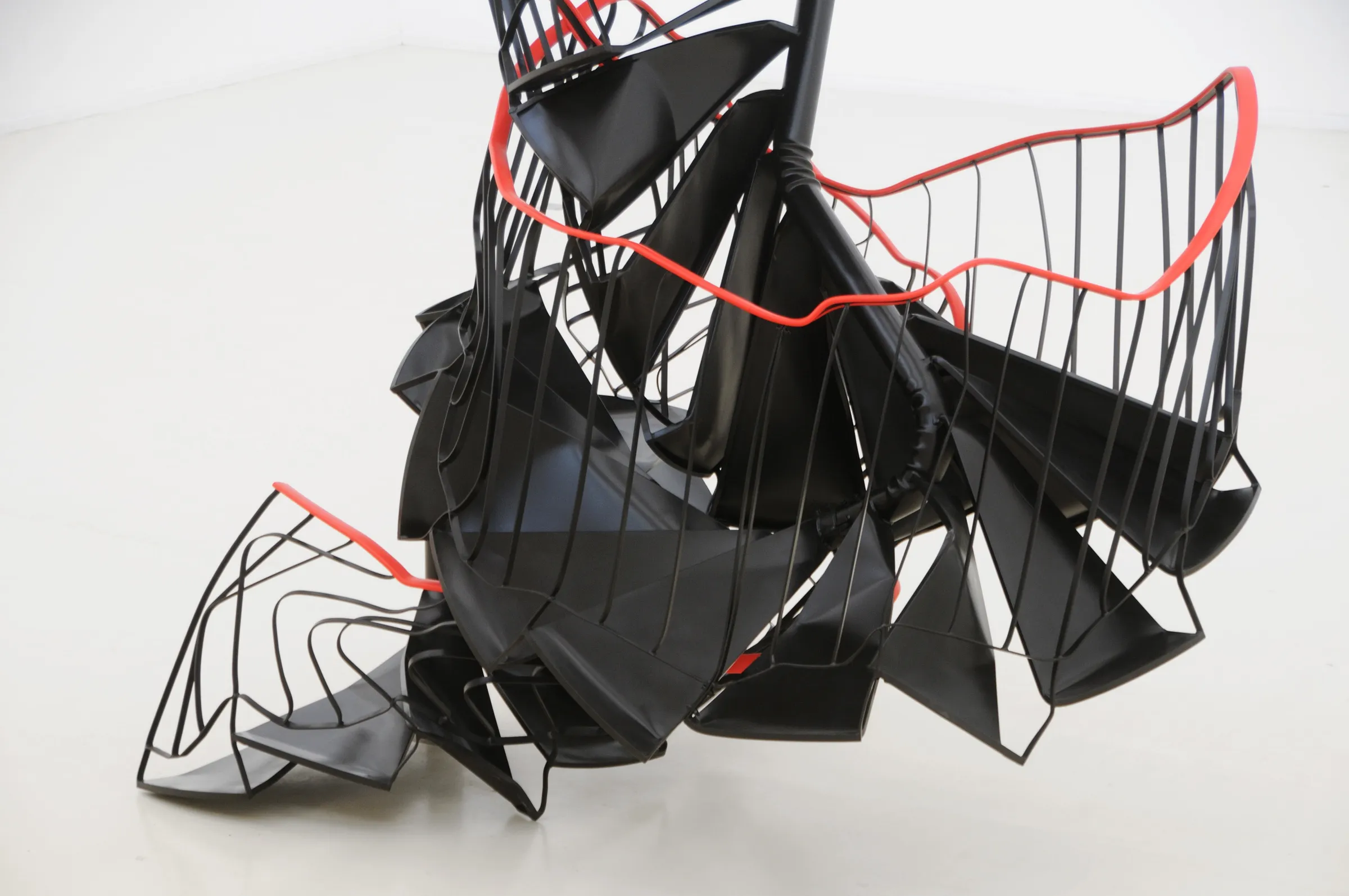 索斯诺斯卡还对建筑和精神空间的相互作用以及空间感觉的体验很着迷，并通过极简主义的形式及概念性的雕塑语言对此进行探索。在此过程中，她参考并评论了现代主义及其乌托邦式的理想，特别是这样的乌托邦式的理想对在她的家乡波兰和周边东欧国家的建筑实产生的影响。她扭曲了建筑材料并将其重新组合，将其与以前的功能分离，以对抗现代主义的理性范式，并通过这种手法创造出美丽的视觉拼图和光学幻觉。