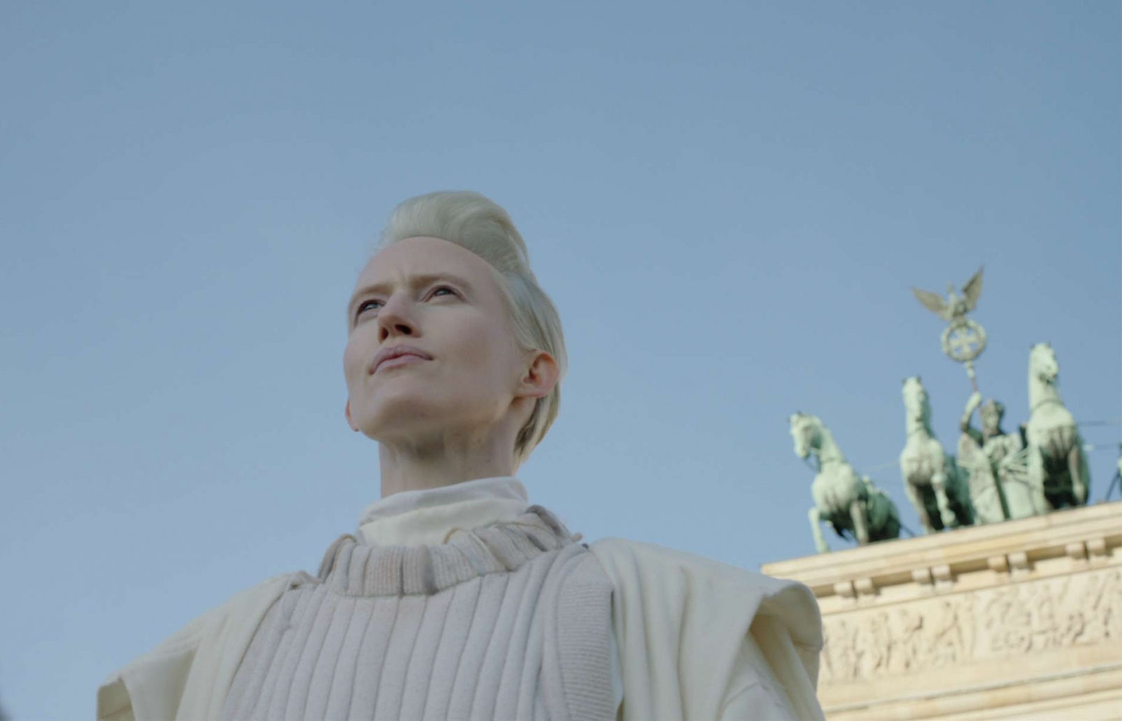 2021年，巴塔纳在柏林犹太博物馆举办了个展，并受该博物馆委托创作新作品《马尔卡-日耳曼》。她还参加了2021年在洛杉矶哈默博物馆、莫斯科新特列季亚科夫画廊和巴黎东京宫举办的群展。近年来她也举办了一些其他机构个展，包括费城艺术博物馆（2018）、洛桑州立美术博物馆（2017）、阿姆斯特丹市立博物馆（2014）、维也纳分离派美术馆（2012）、以及丹麦的路易斯安那现代艺术博物馆（2012）。巴塔纳是第一位代表波兰参加第54届威尼斯双年展的非波兰艺术家，她的三部曲《欧洲将被震撼》在那次双年展上倍受好评。